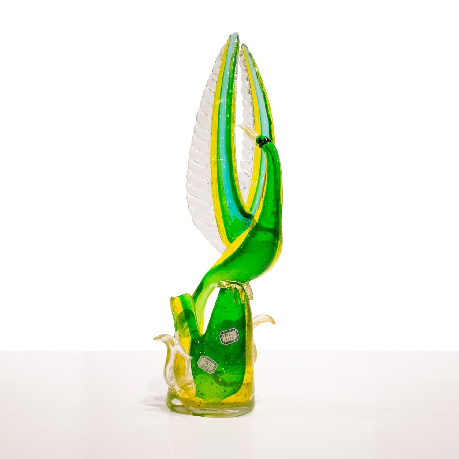 Seltener und wichtiger mundgeblasener Glasvogel auf einem Ast mit geöffneten Flügeln, Modell 13884, von Anzolo Fuga für Arte Vetraria Muranese (A.V.E.M.), Murano Italien um 1957.  Die Arbeit ist in Sommerso-Technik ausgeführt und die Farben und die