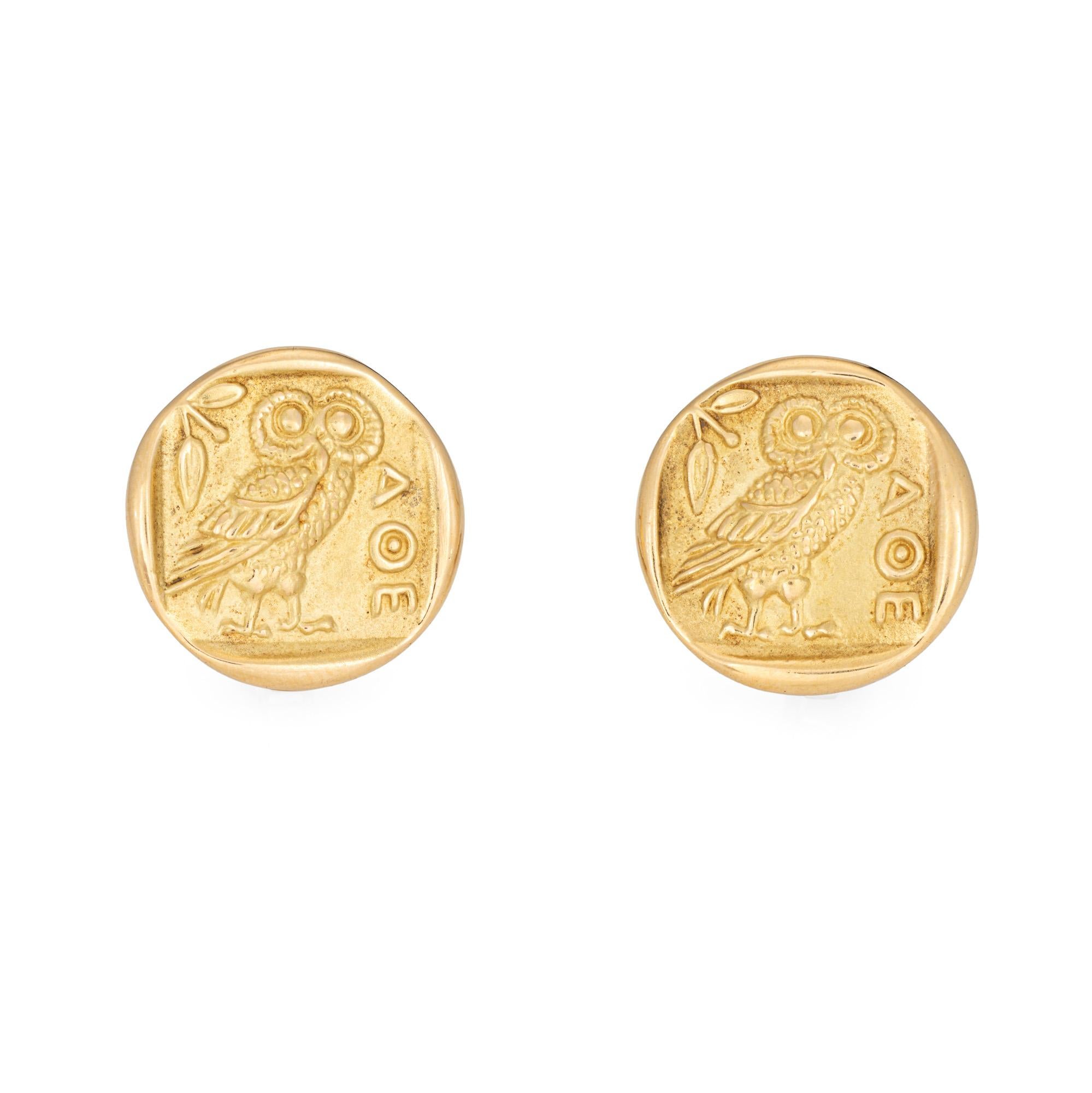Stylish Owl earrings crafted in 18k yellow gold.

The finely detailed earrings highlight a wise Owl 