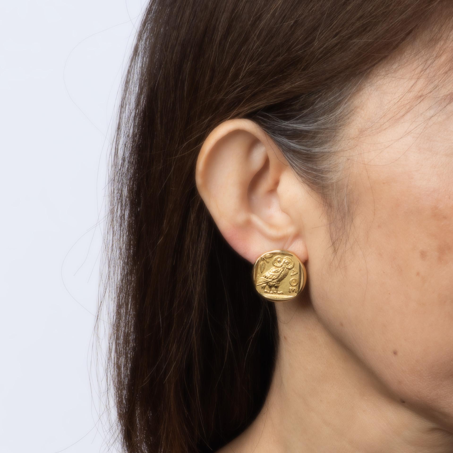 AOE Owl Earrings Vintage 18k Yellow Gold Round Studs Athena's Owl Lucky Charm In Good Condition In Torrance, CA