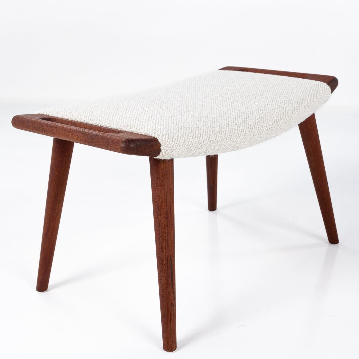 Textile AP 19 - Papa Bear chair & stool in new fabric by Hans J. Wegner For Sale