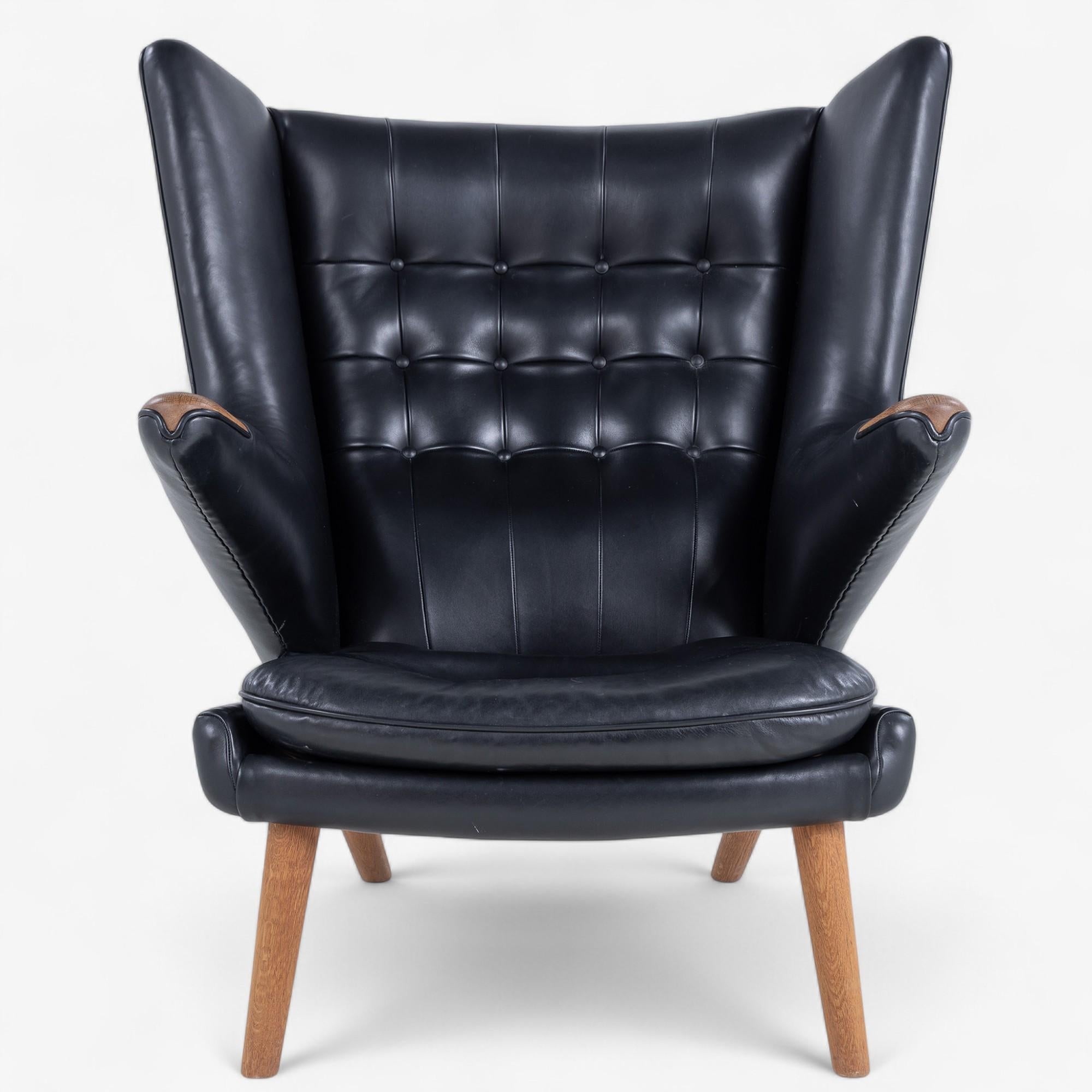 AP 19 - Chaise Papa Bear en cuir aniline 'Elegance' noir patiné avec tabouret assorti en chêne. Conçu par Hans J. Wegner pour AP Stolen.