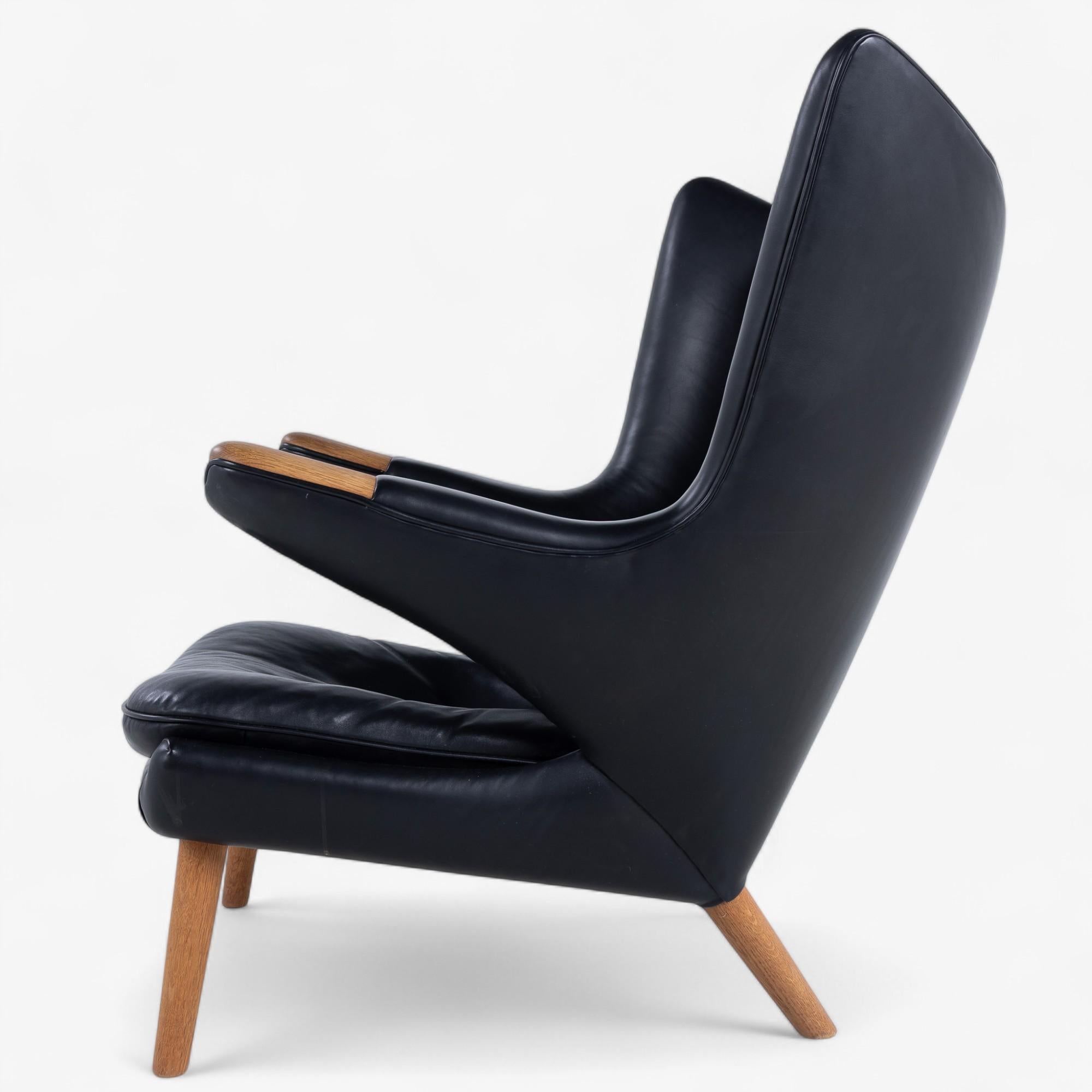 20ième siècle AP 19 - Chaiseapa Bear avec tabouret de Hans J. Wegner