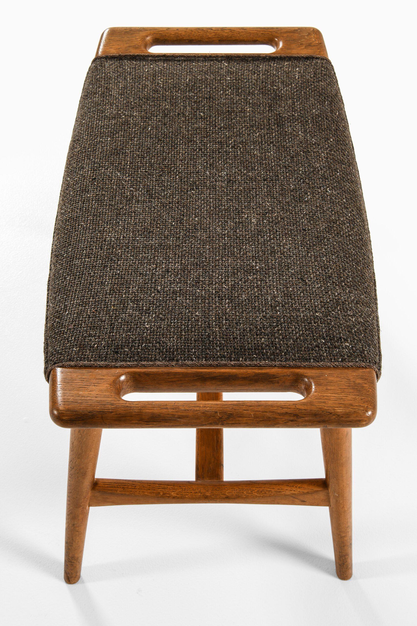 Metà XX secolo Sgabello per pianoforte AP-30 in Oak e tessuto originale di Hans J. Wegner, 1957 in vendita