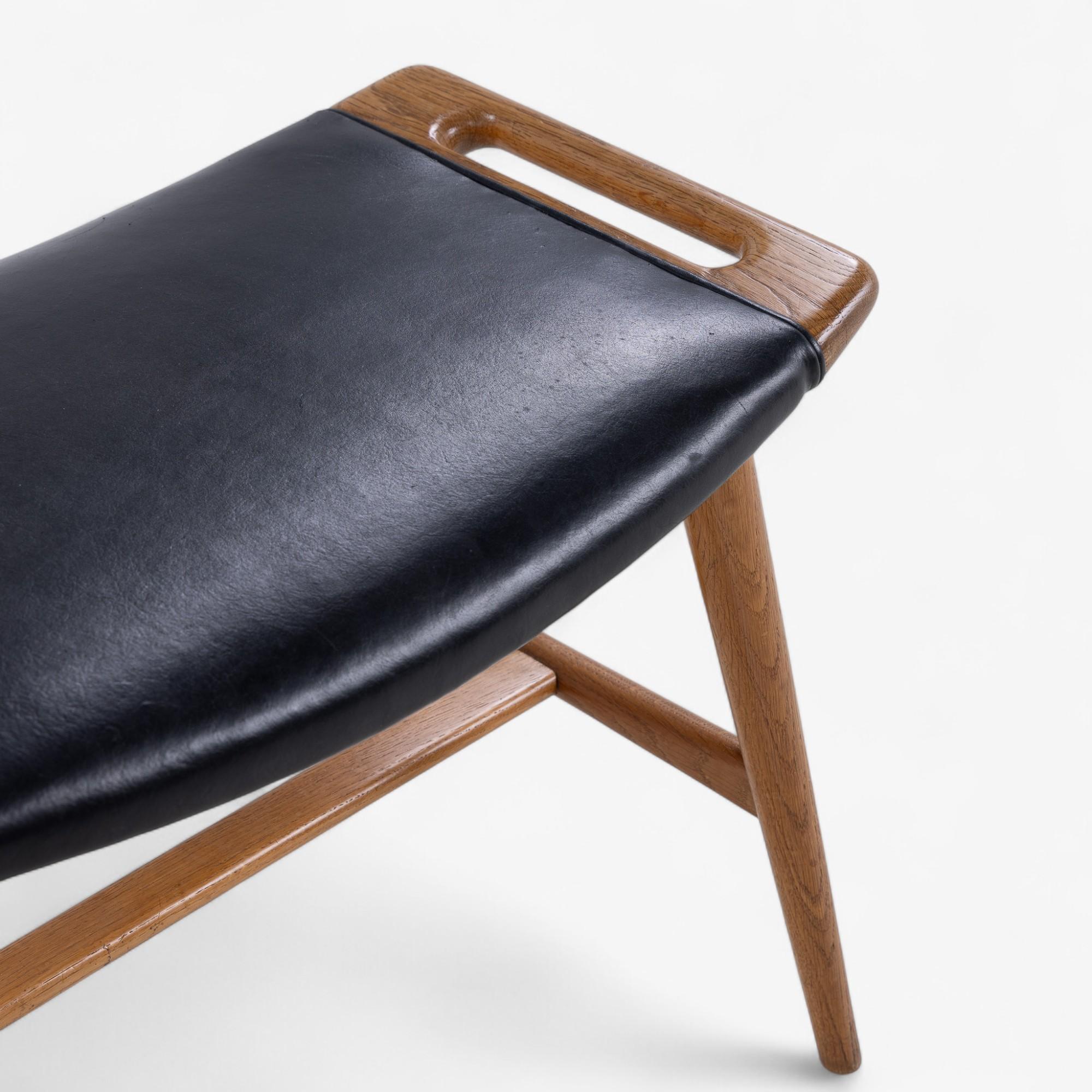 Pelle AP 30 - Sgabello per pianoforte in Oak di Hans J. Wegner in vendita