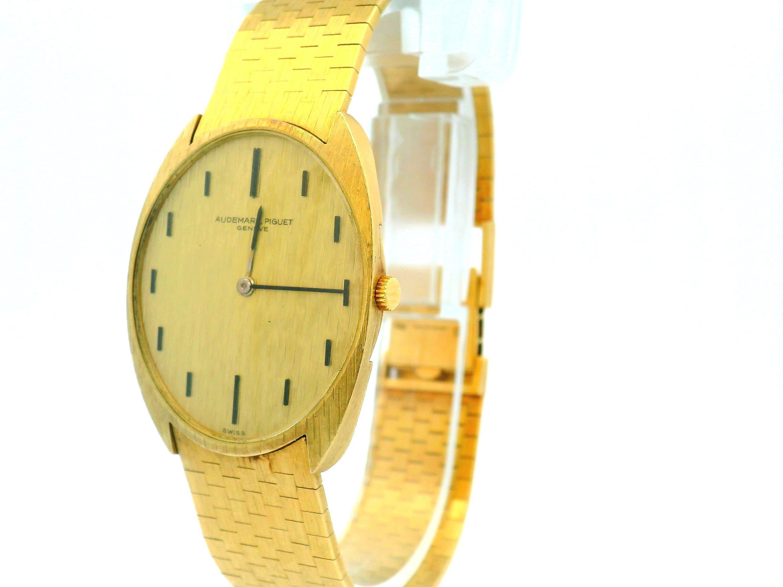 An Audemars Piguet Oval Watch in 18k Gold with Box. Manual movement. Switzerland, 1970.

Width 36mm

Wrist Size: 7-inch

Our one-year warranty backs this watch.