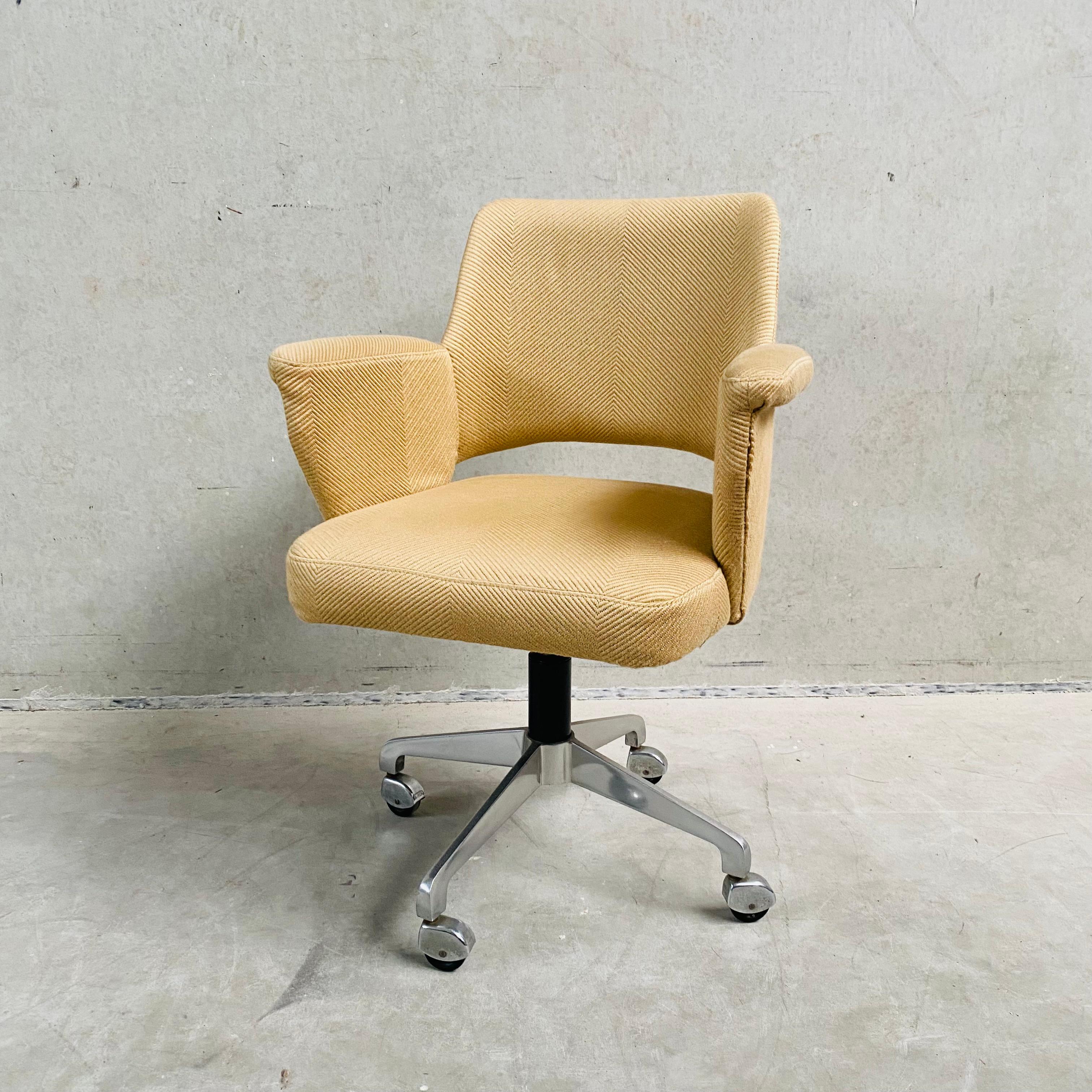 Der Mid-Century Swiffle Desk Chair von Hein Salomonson für AP Originals 1960 ist ein zeitloses Stück, das ikonisches Design und unvergleichlichen Komfort nahtlos vereint. Dieser mit Präzision und Stil gefertigte Stuhl ist ein Beweis für den