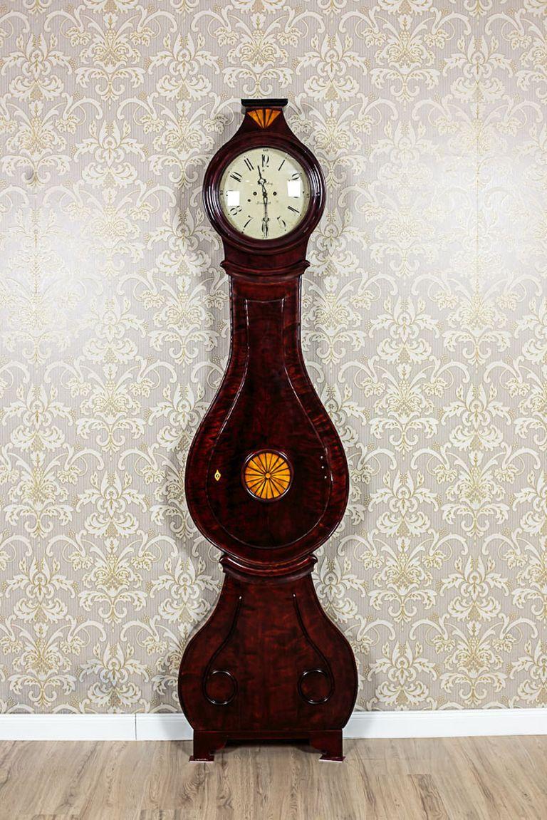 An antique grandfather clock, circa 1830.
The clock chimes every half an hour (a single beat in the middle of an hour, and every full hour, as many beats as the hours the clock is showing).

All parts of the clock are original.

The frame is
