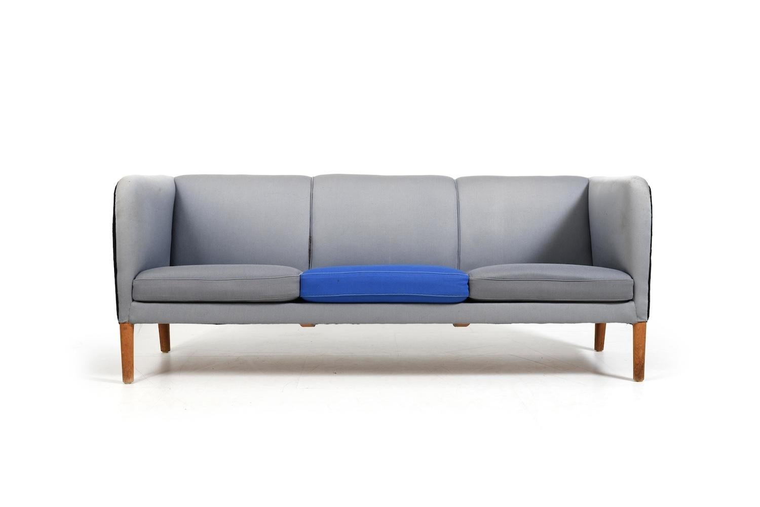 Divano a 3 posti a sponde alte Model AP18 di Hans J. Wegner per. AP. Rubato, Danimarca. Progettato nel 1950. Al momento della creazione della rete, il rivestimento è stato realizzato con 2 tessuti diversi in 3 colori diversi. I cuscini sono in buone