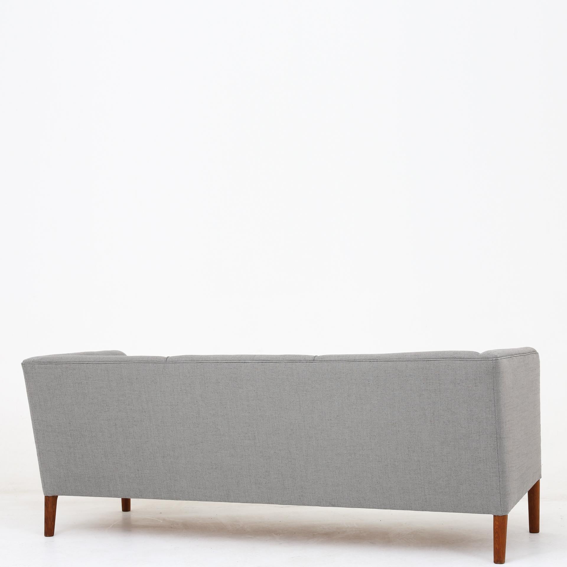 AP 18S - 3-seater sofa, reupholstered in new textile (Sunniva 3, colour code 153) and legs in patinated oak. Hans J. Wegner / AP Stolen.