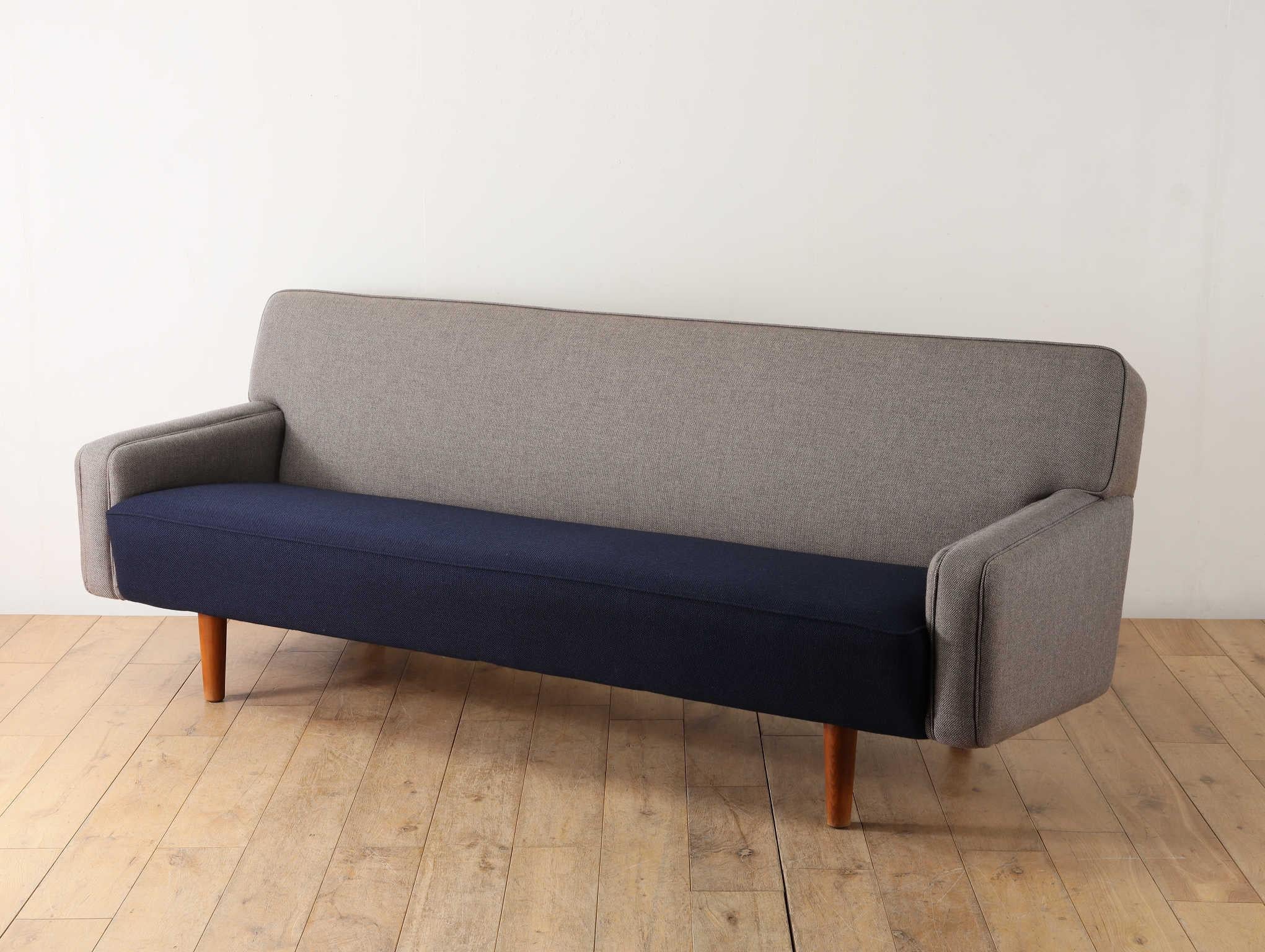 Este es el sofá modelo 32, fabricado por AP-Stolen, un famoso producto diseñado por Hans J. Wegner, uno de los principales diseñadores de muebles de Dinamarca. Sus productos GETAMA son muy famosos por sus sofás, pero AP-Stolen fueron los fabricantes