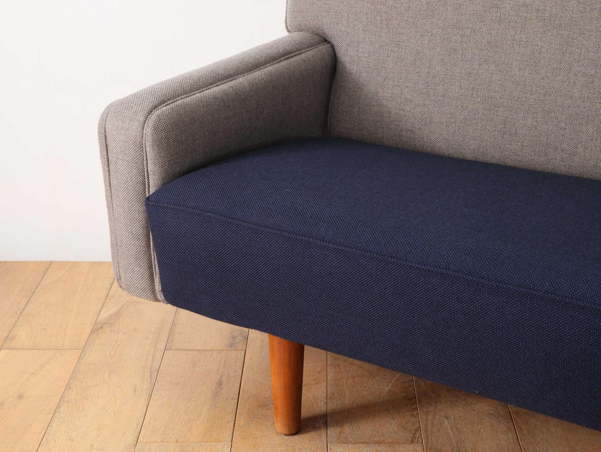 Sofá AP32 de Hans J. Wegner Tela en venta