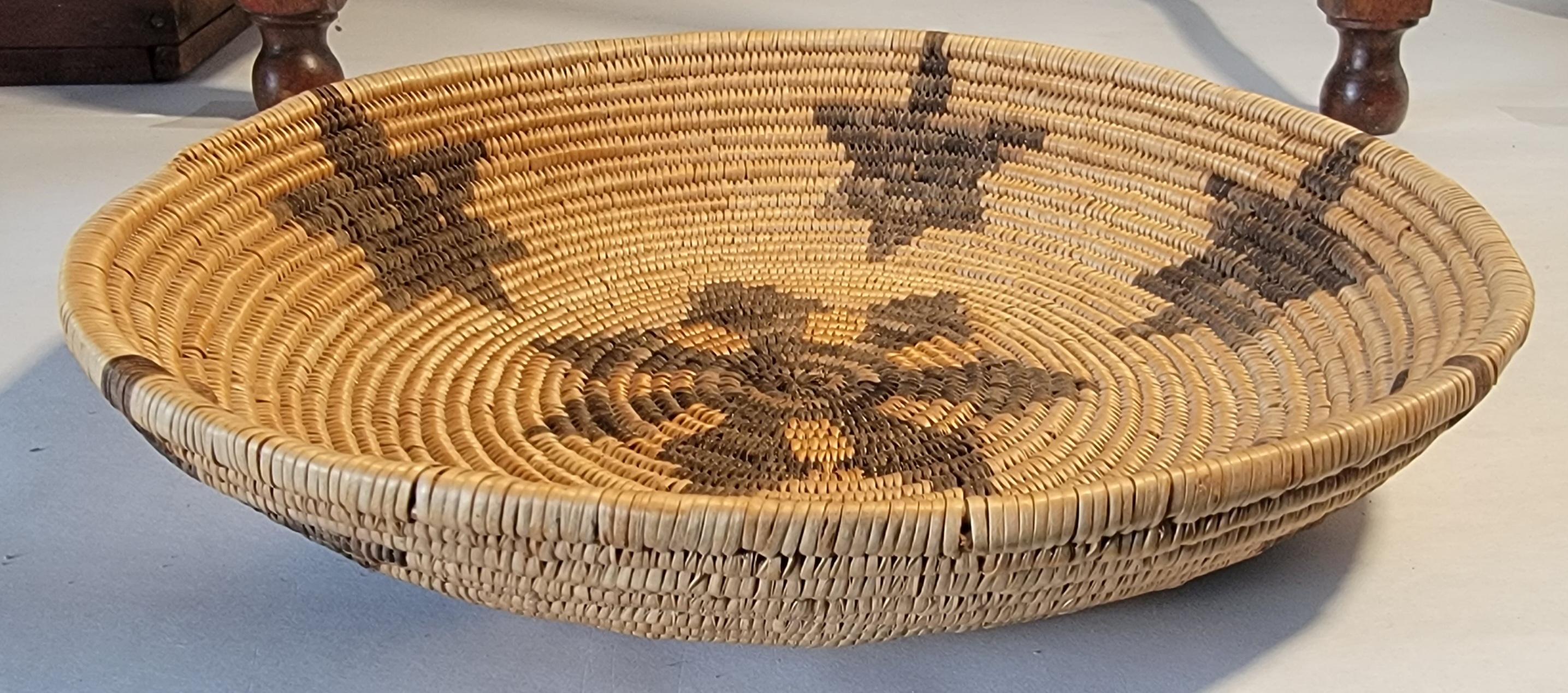 Cesto apache de los indios americanos en buen estado, con un dibujo de estrella y una bandeja o cesto tipo cuenco bastante grande.