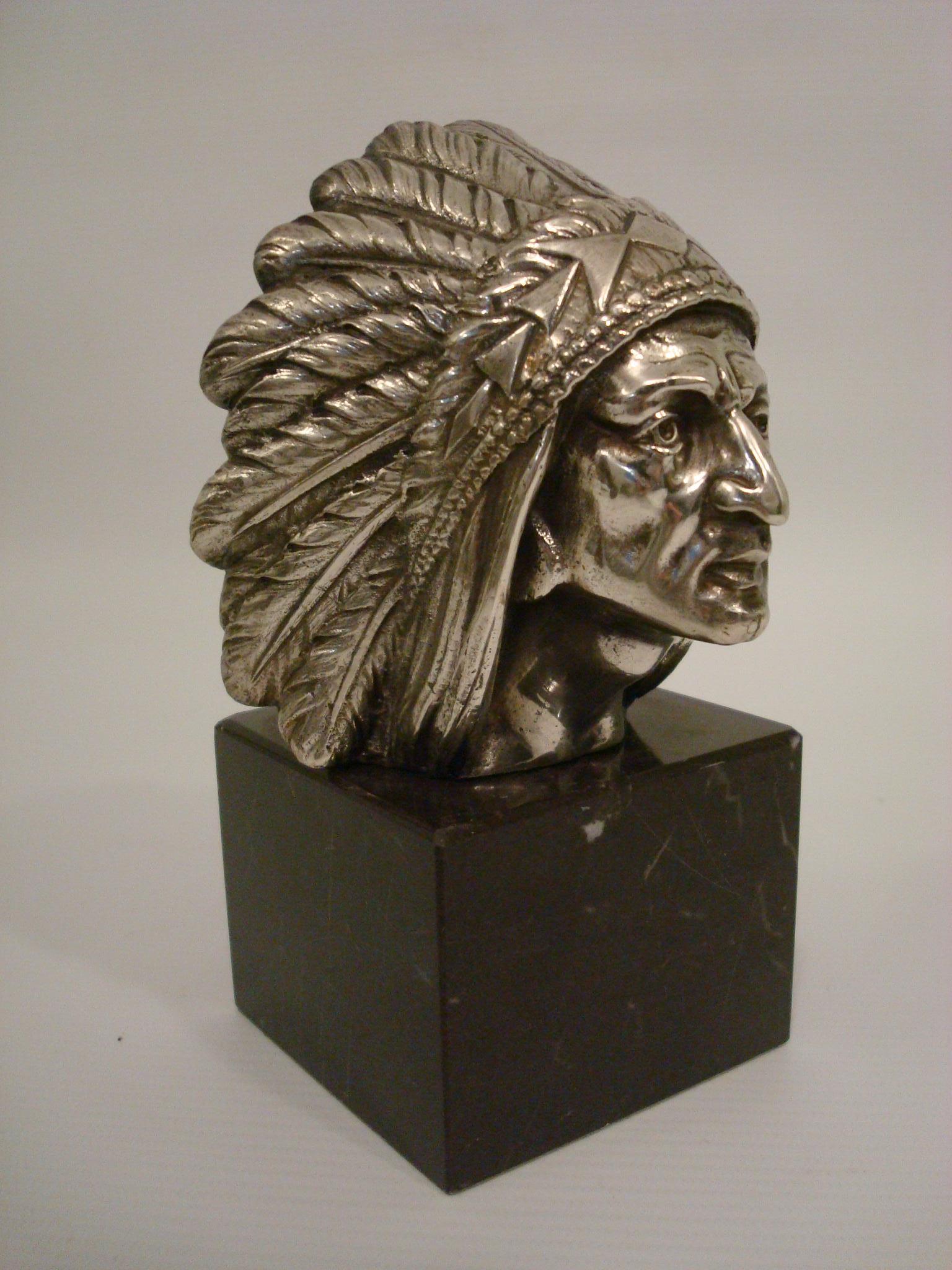 Art Déco Mascotte per auto con testa di capo indiano Apache, ornamento per cappuccio / fermacarte, Francia, 1925 in vendita