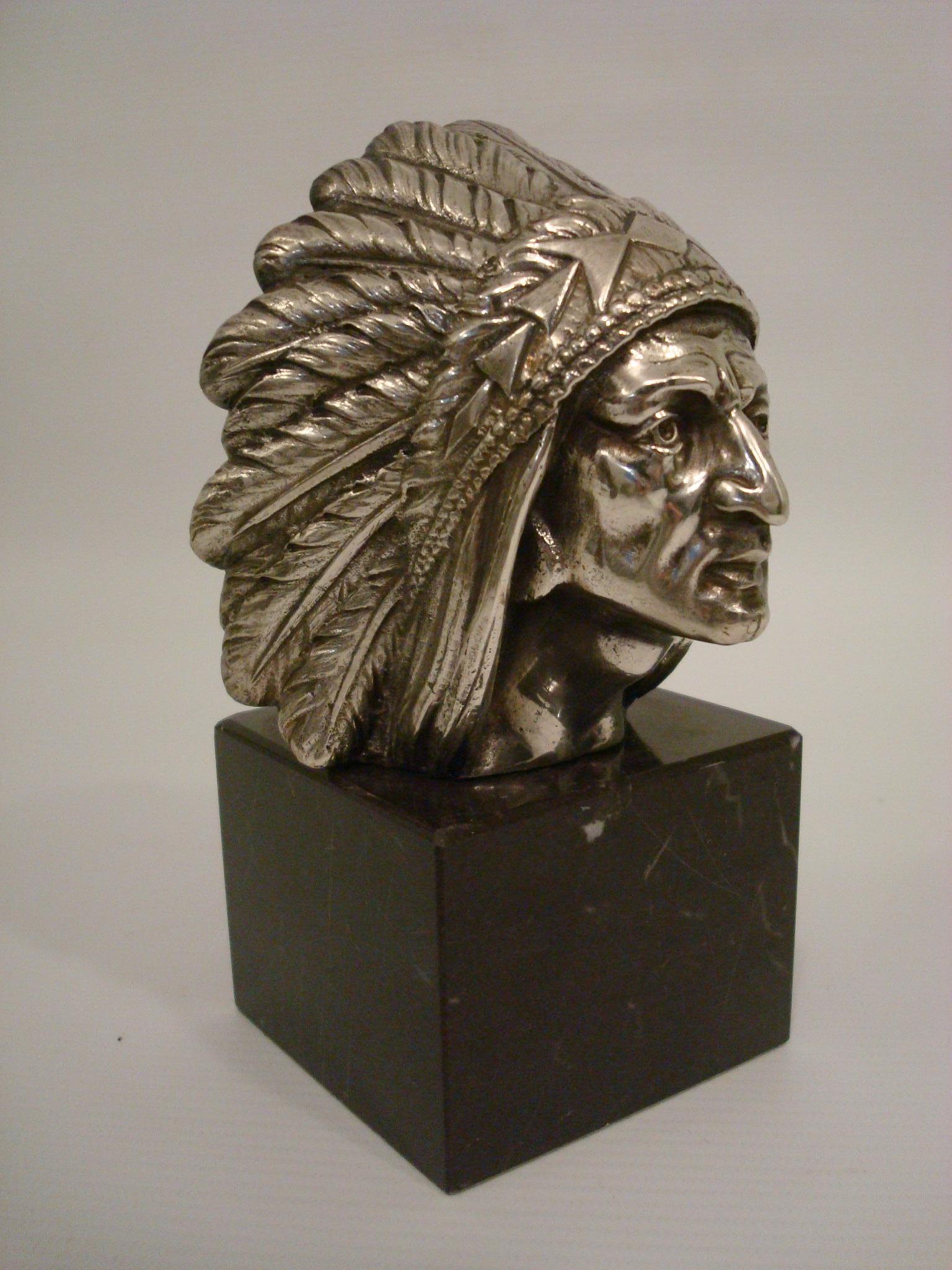 Art déco Mascot de voiture Apache Indian Chief Head, ornement à capuche / presse-papiers, France, 1925 en vente