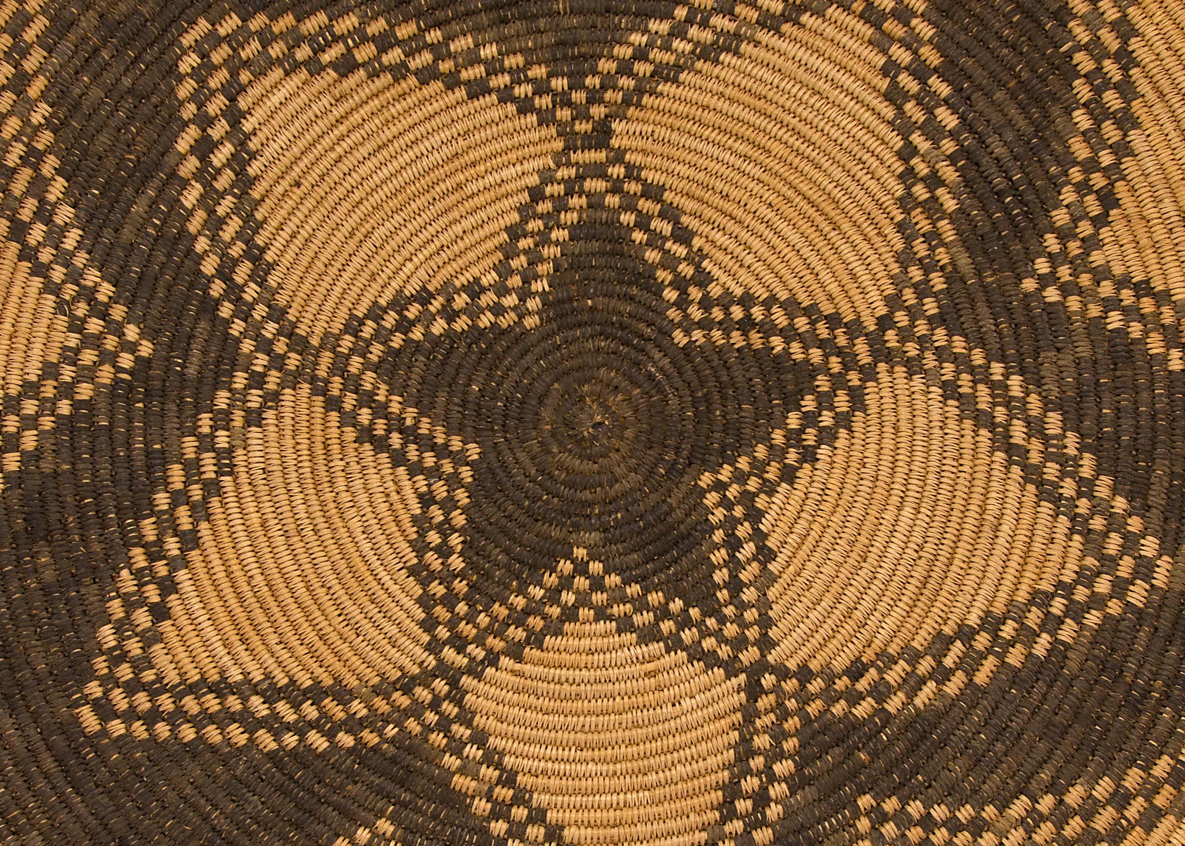 Antique Apache (North American Indian) woven basketry tray, circa 1900 (late 19th-early 20th century). Woven of willow and devil's claw in traditional designs, measuring 20.5 inches in diameter. This piece would make an excellent wall hanging. The