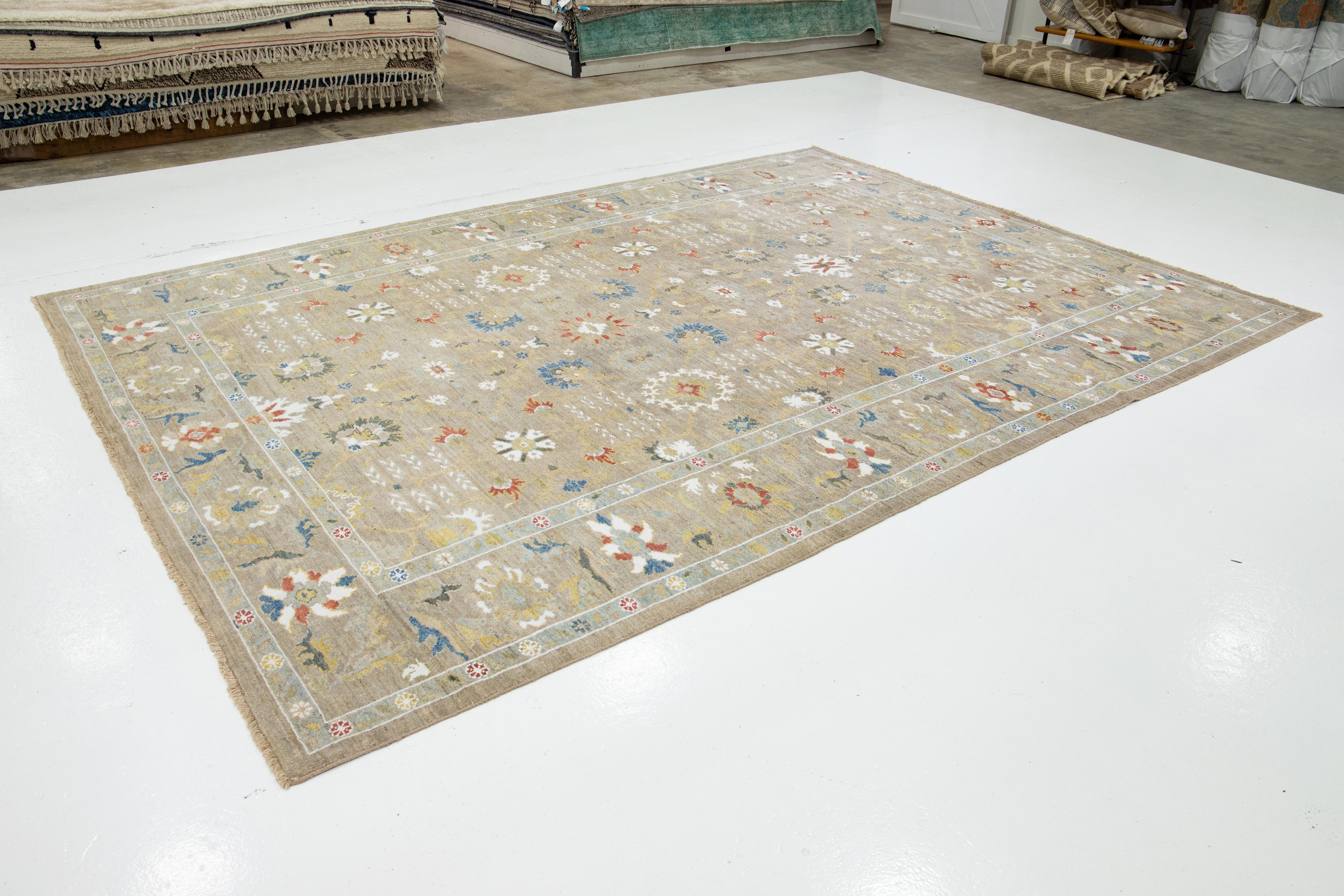 Pakistano Tappeto moderno in lana Sultanabad Rugs di Apadana fatto a mano in beige in vendita