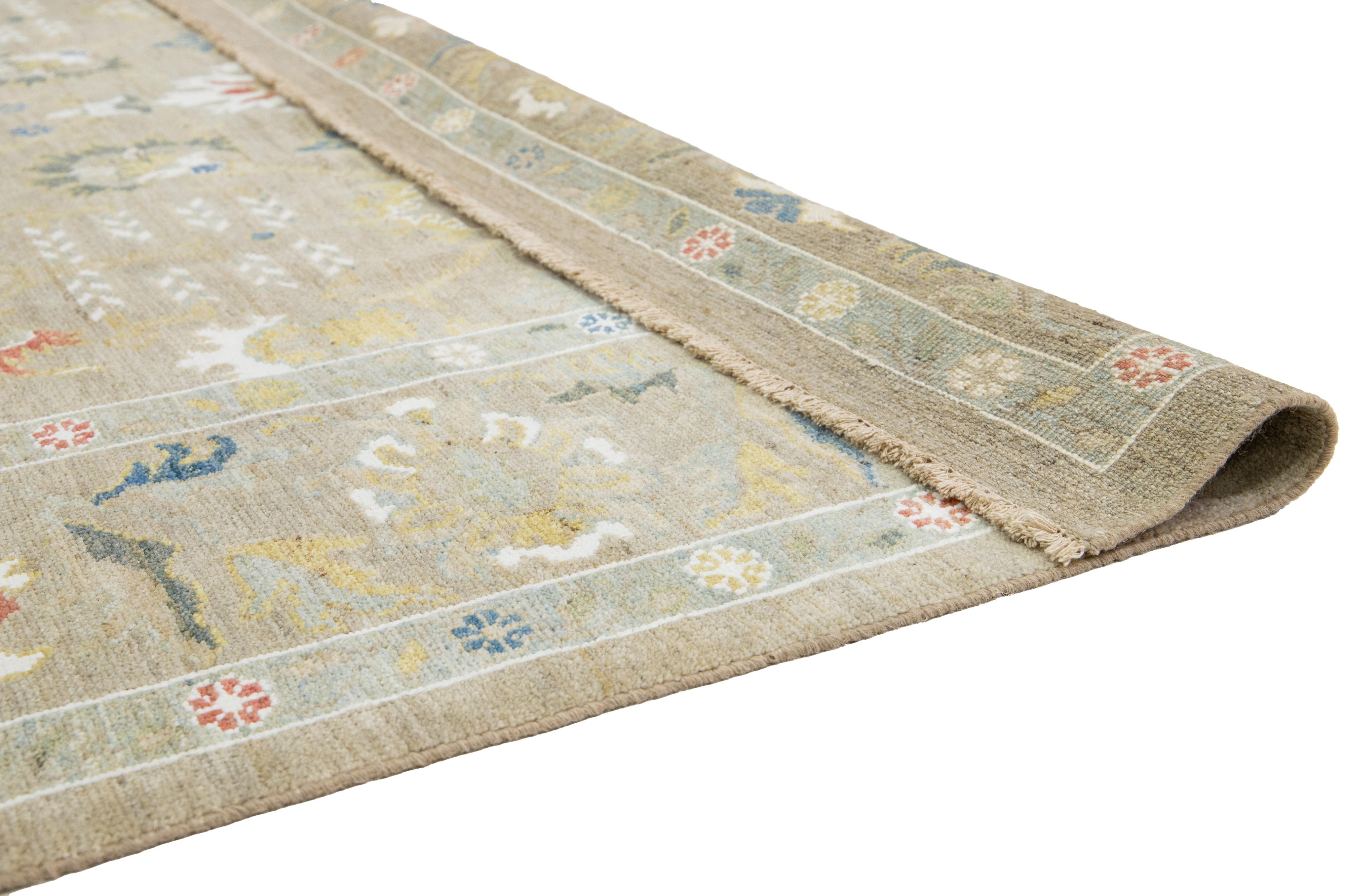 Annodato a mano Tappeto moderno in lana Sultanabad Rugs di Apadana fatto a mano in beige in vendita