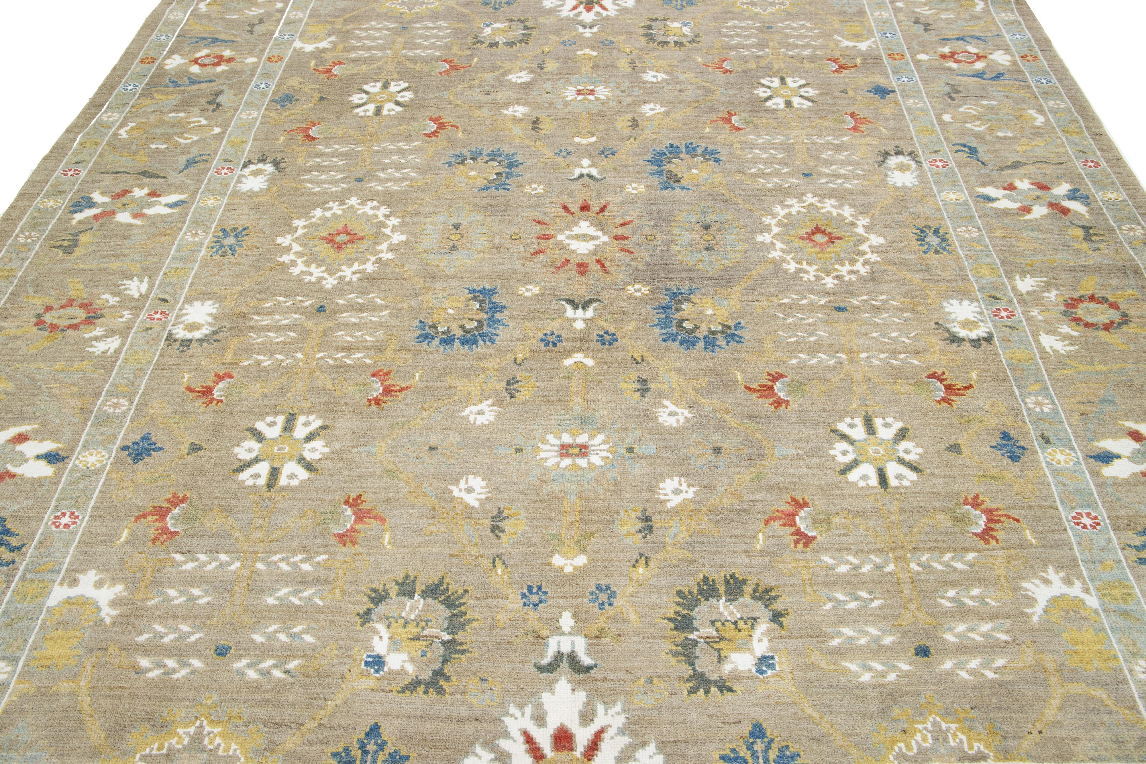 XXI secolo e contemporaneo Tappeto moderno in lana Sultanabad Rugs di Apadana fatto a mano in beige in vendita