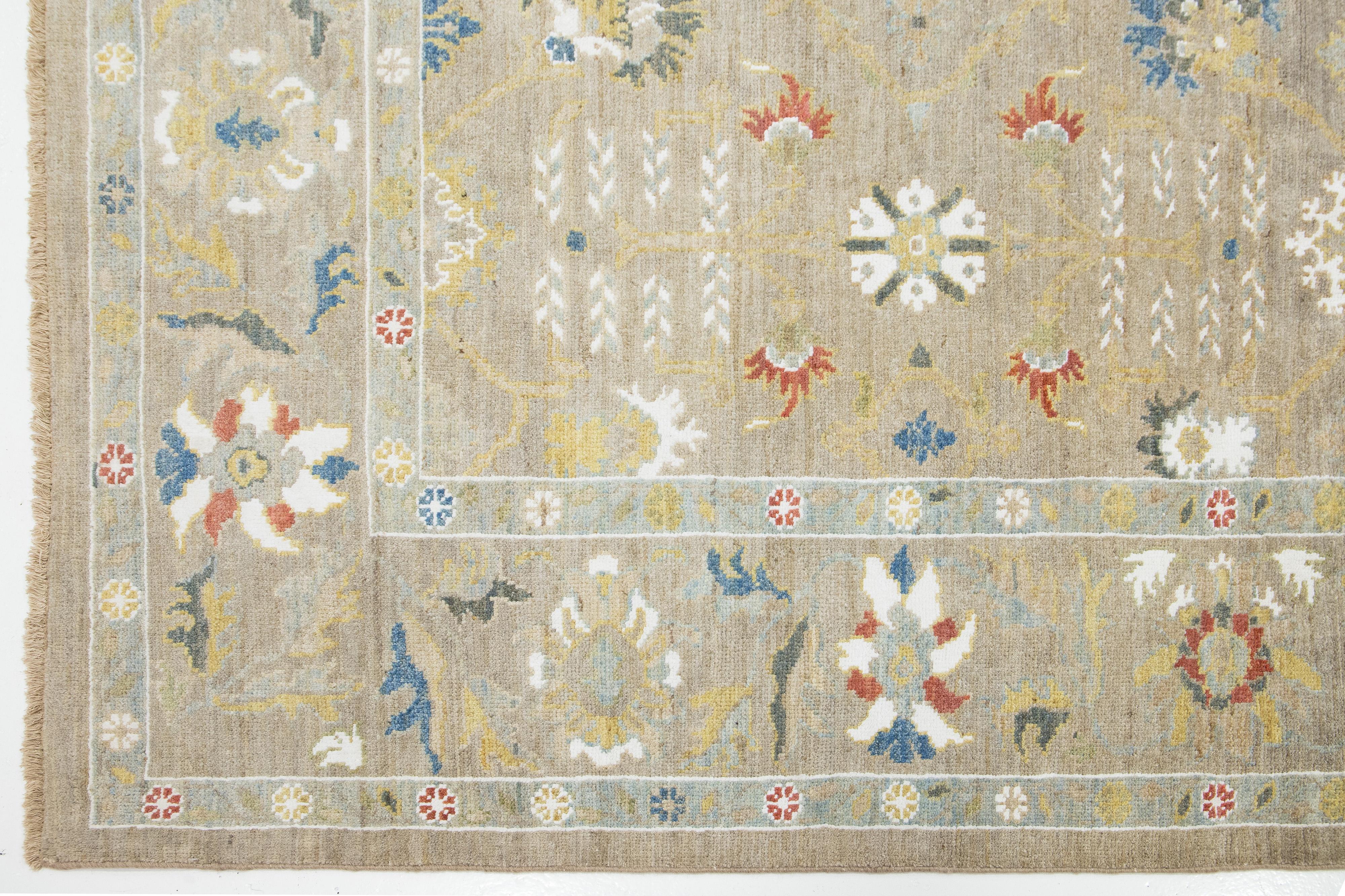 Lana Tappeto moderno in lana Sultanabad Rugs di Apadana fatto a mano in beige in vendita