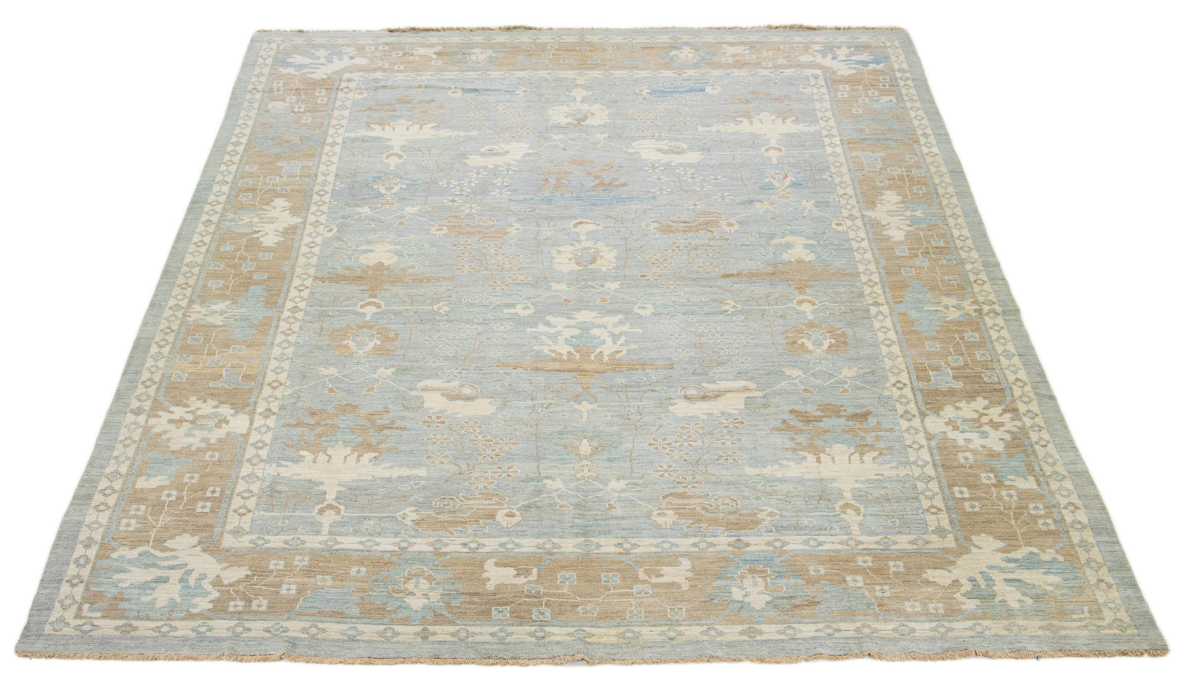 Dieser handgeknüpfte Wollteppich hat einen hellblauen Hintergrund, der mit mehrfarbigen Akzenten in einem Allover-Muster verziert ist.

Dieser Teppich misst 12'2'' x 15'. 