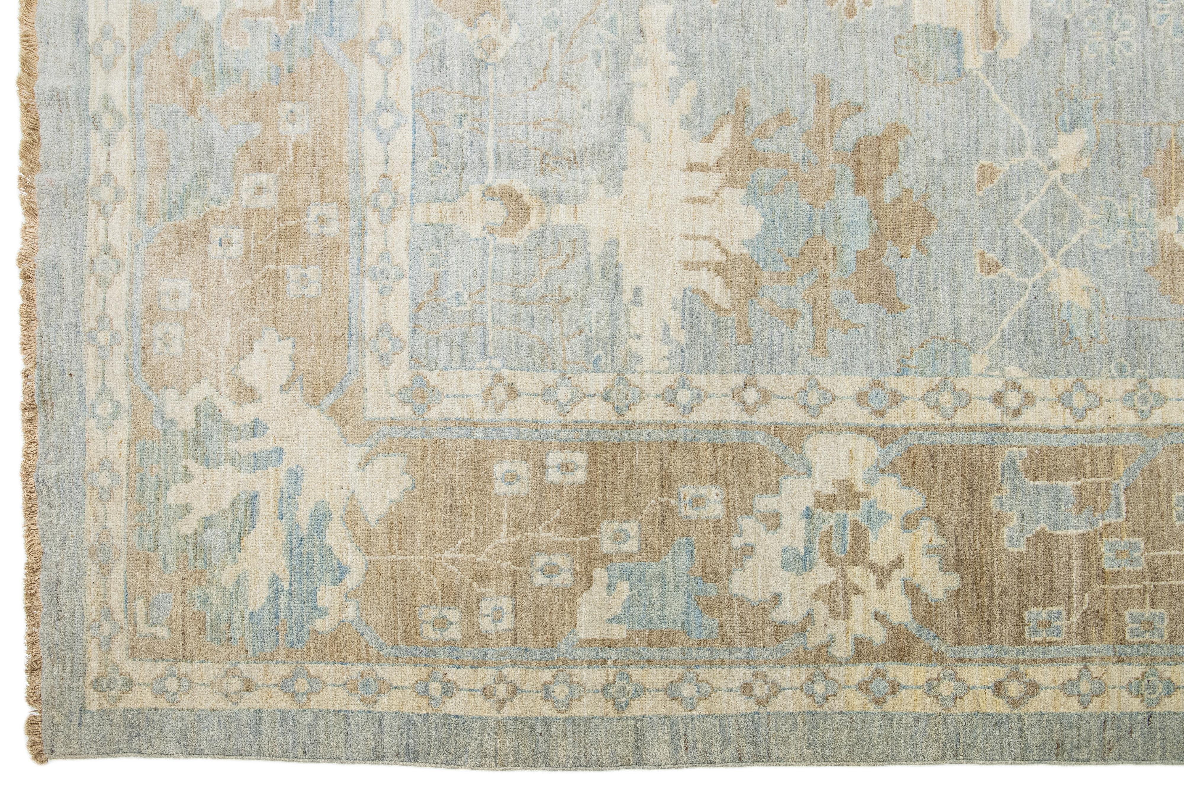 Apadana's Allover Moderner Sultanabad-Wollteppich in Hellblau, handgefertigt (Wolle) im Angebot