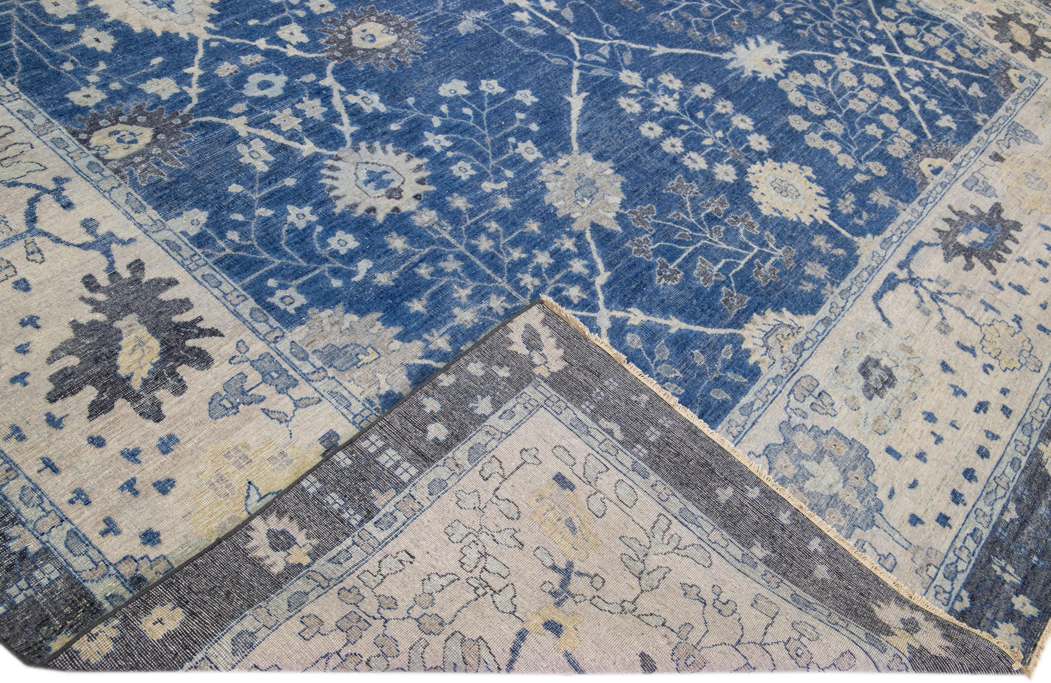 Die Artisan-Linie von Apadana ist eine Neuinterpretation antiker Teppiche, die auf elegante Weise eine auffällige antike Ästhetik in einen Raum bringt. Diese Teppichserie ist ausgesprochen einzigartig und definiert das Aussehen eines antiken