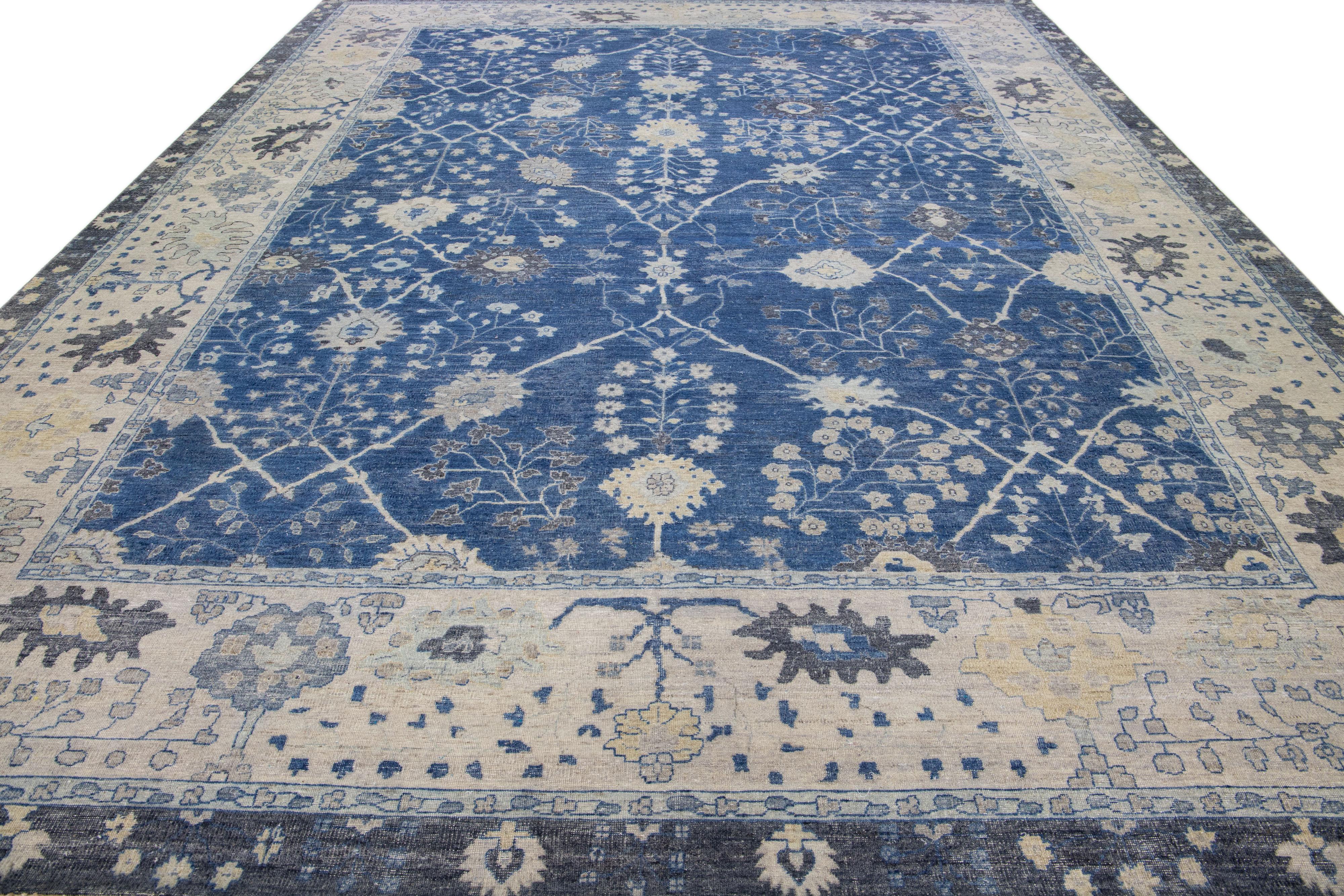 Apadana's Artisan Collection Blauer handgefertigter geblümter Teppich aus indischer Wolle (Moderne) im Angebot