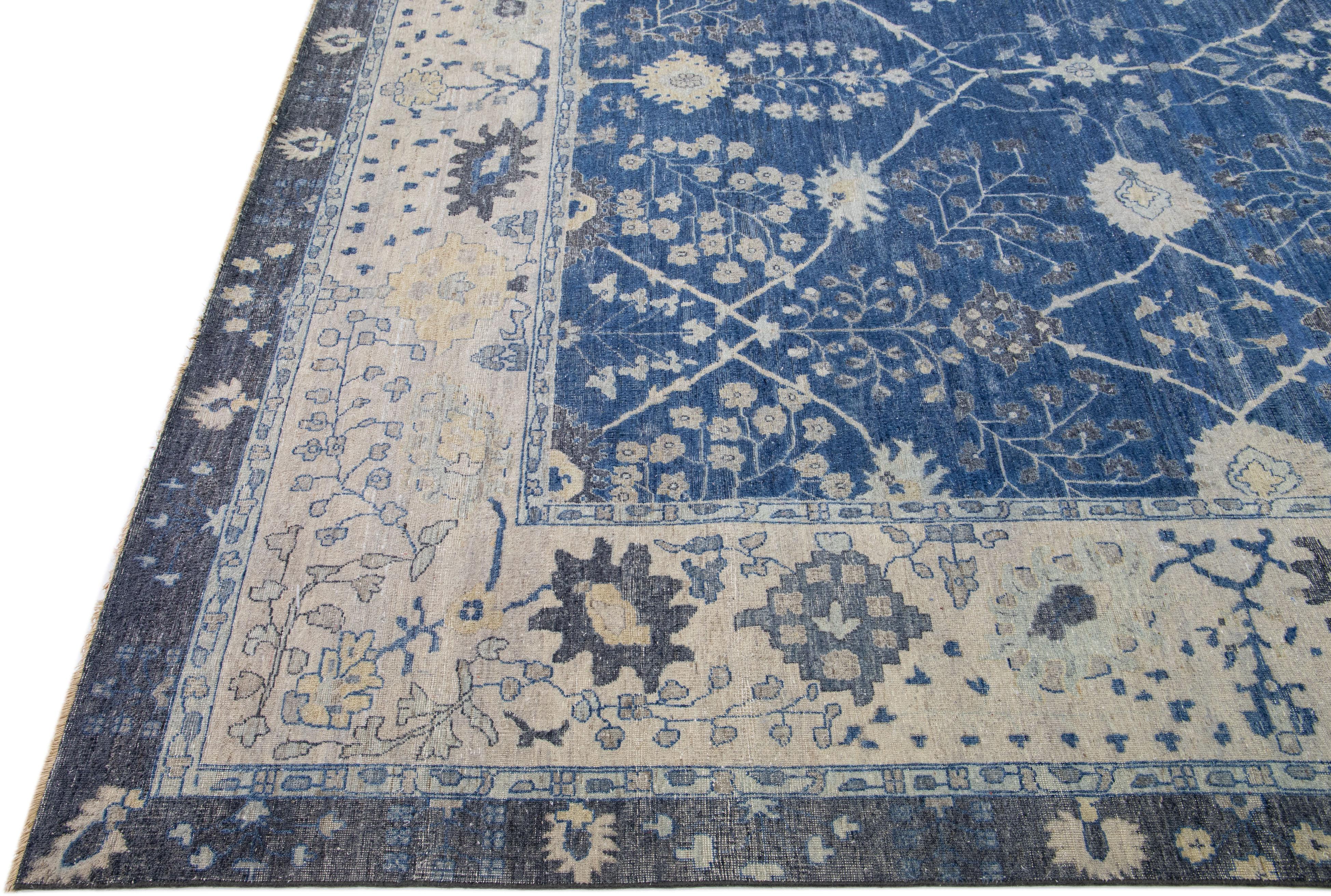 Apadana's Artisan Collection Blauer handgefertigter geblümter Teppich aus indischer Wolle (Indisch) im Angebot