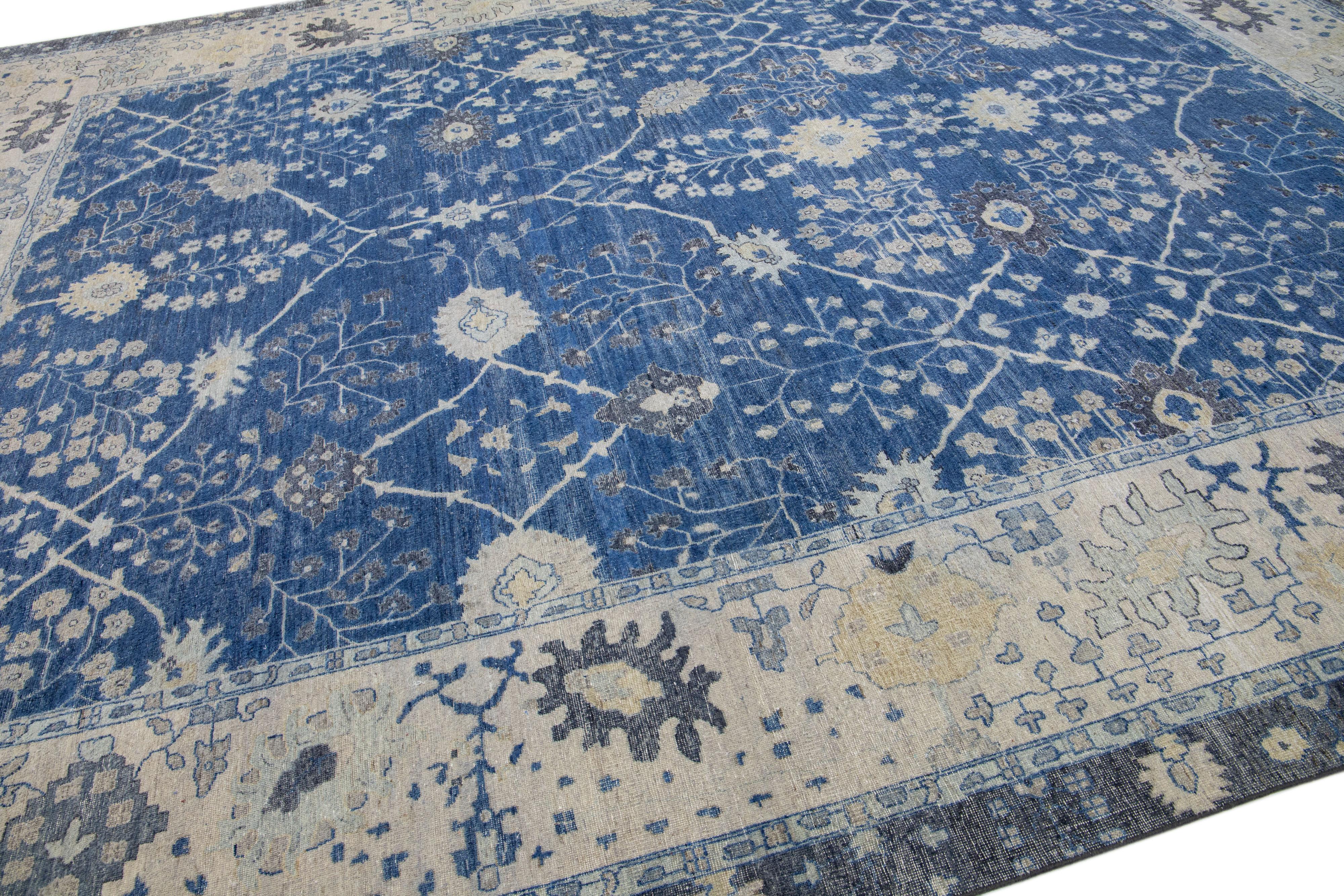 Apadana's Artisan Collection Blauer handgefertigter geblümter Teppich aus indischer Wolle (Handgeknüpft) im Angebot