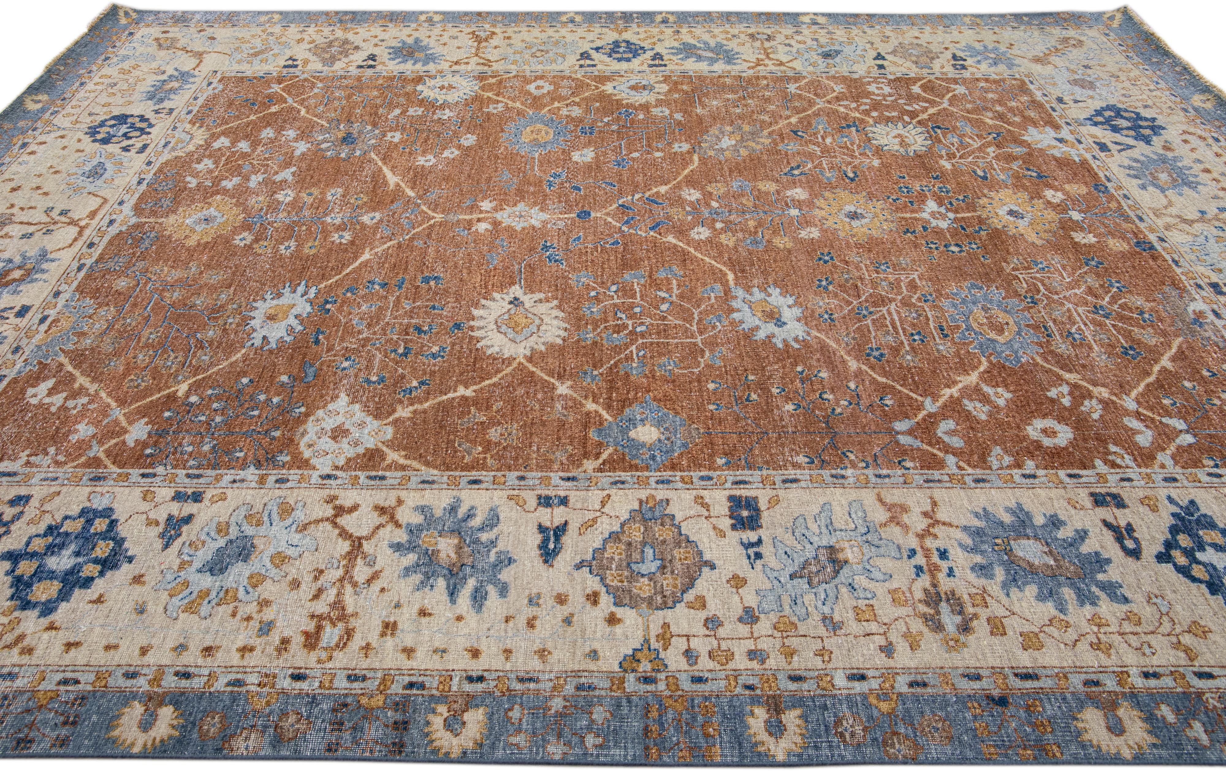 Apadana's Artisan Collection Brauner handgefertigter Wollteppich mit Blumenmuster (Handgeknüpft) im Angebot