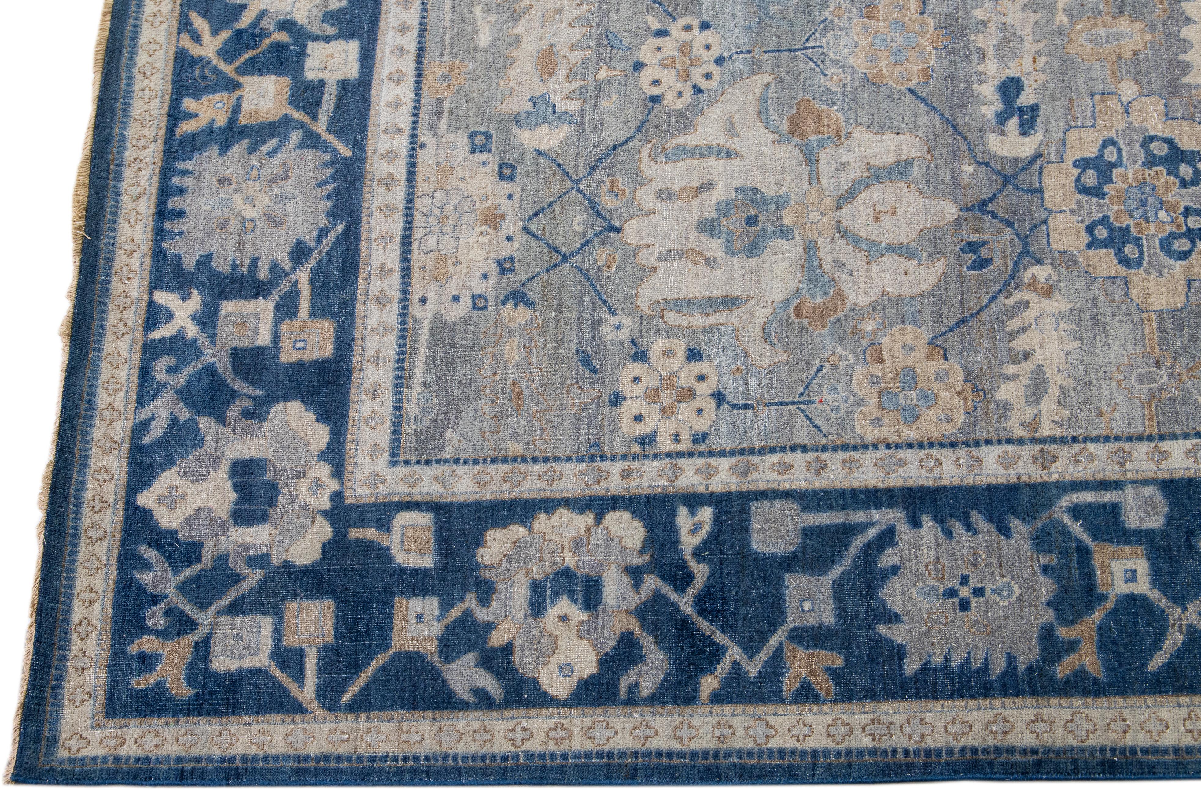 Apadana's Artisan Collection Grauer handgefertigter Wollteppich mit Blumenmuster (Indisch) im Angebot