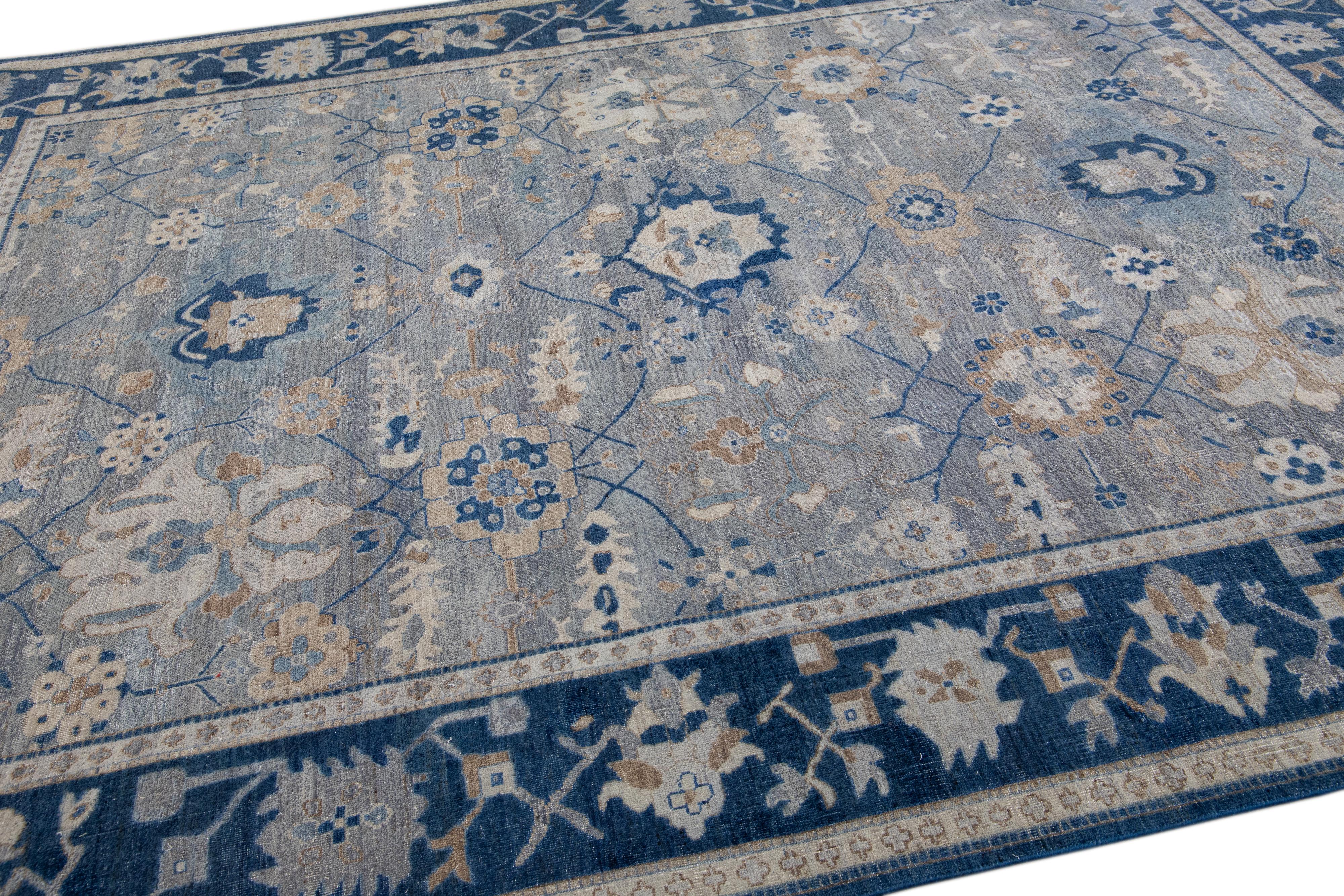 Apadana's Artisan Collection Grauer handgefertigter Wollteppich mit Blumenmuster (Wolle) im Angebot