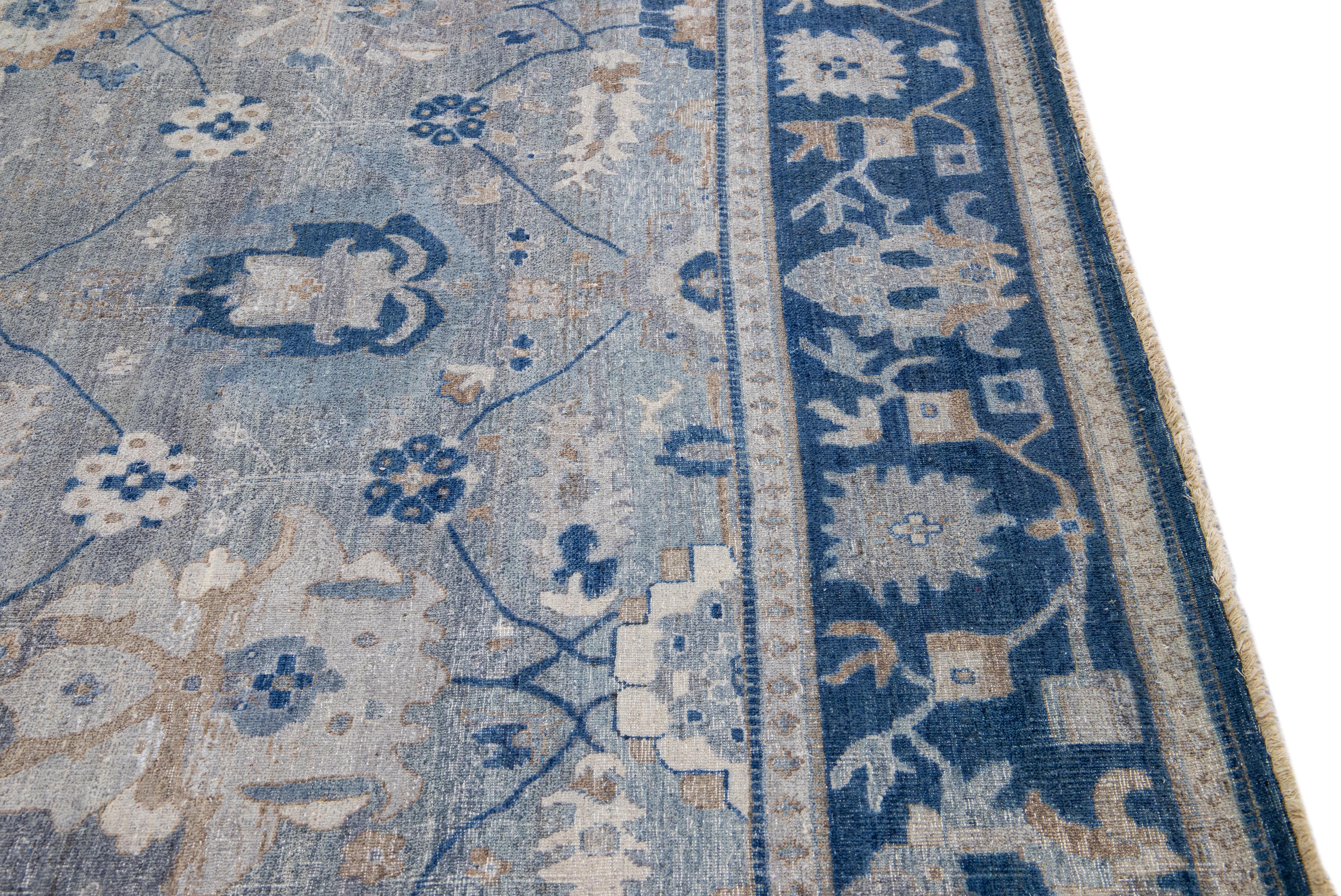 Tappeto in lana floreale grigio fatto a mano della Collezione Artigianale di Apadana in vendita 1