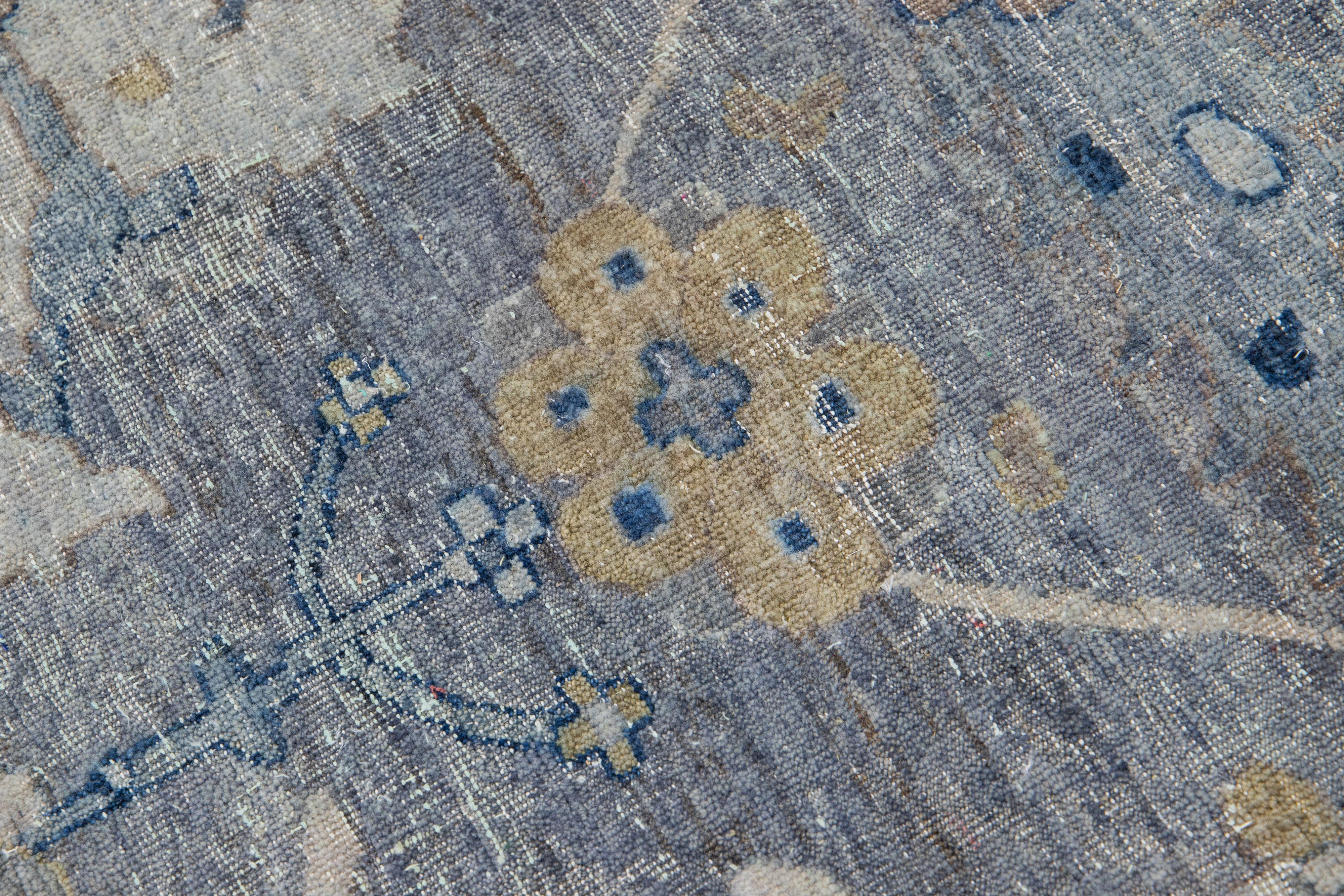 Apadana's Artisan Collection Handgefertigter Allover-Teppich aus grauer Wolle (21. Jahrhundert und zeitgenössisch) im Angebot