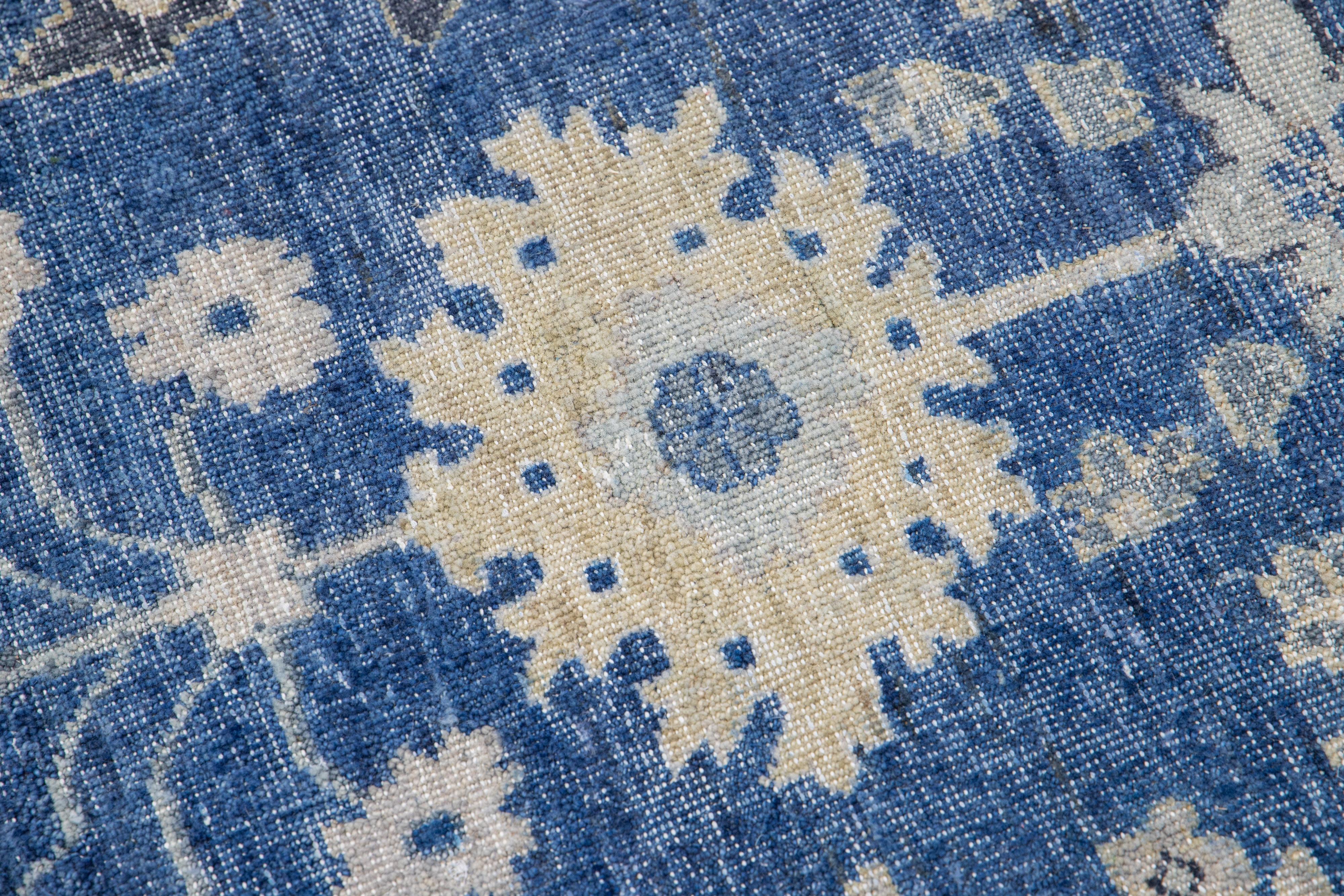 Apadana's Artisan Collection Handgefertigter blauer Wollteppich im Angebot 2