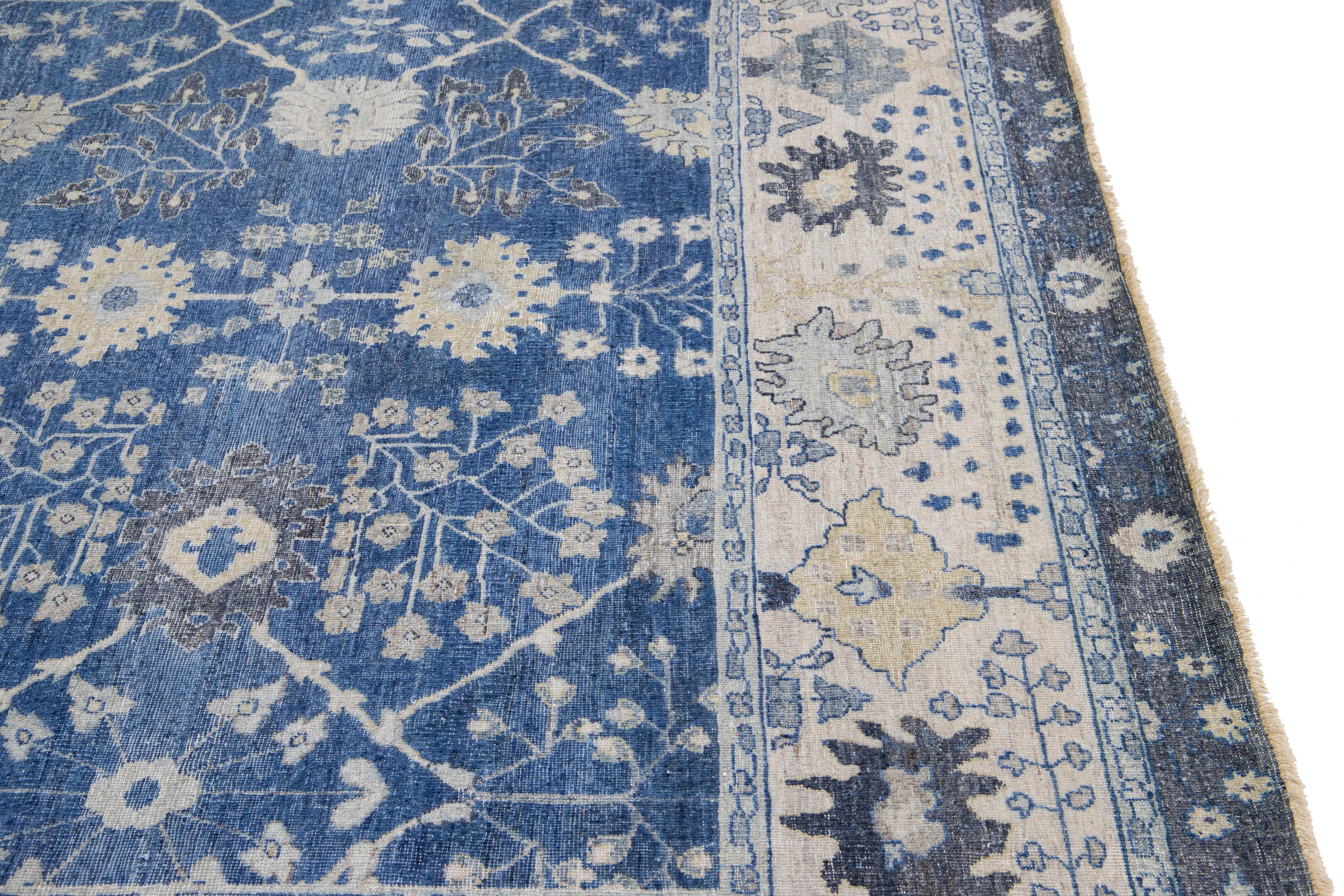 Apadana's Artisan Collection Handgefertigter blauer Wollteppich (Wolle) im Angebot