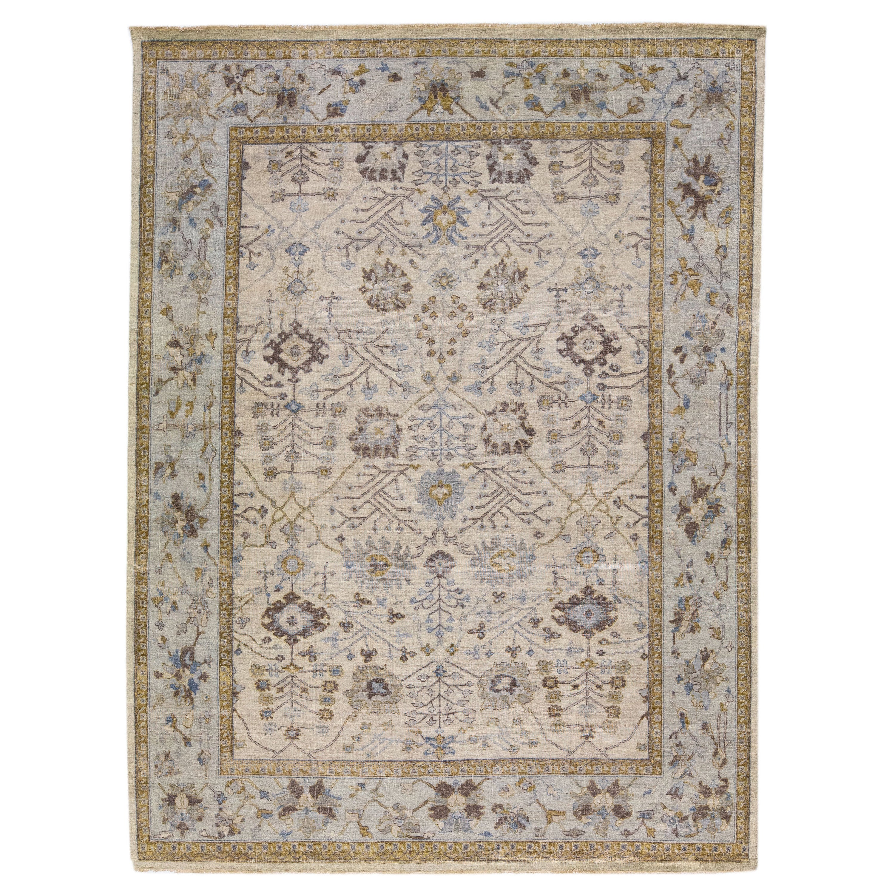 Apadana's Artisan Collection Handgefertigter beigefarbener Wollteppich mit Blumenmotiv