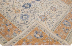 Apadana's Artisan Collection Handgefertigter, geblümter Teppich aus beiger und orangefarbener Wolle