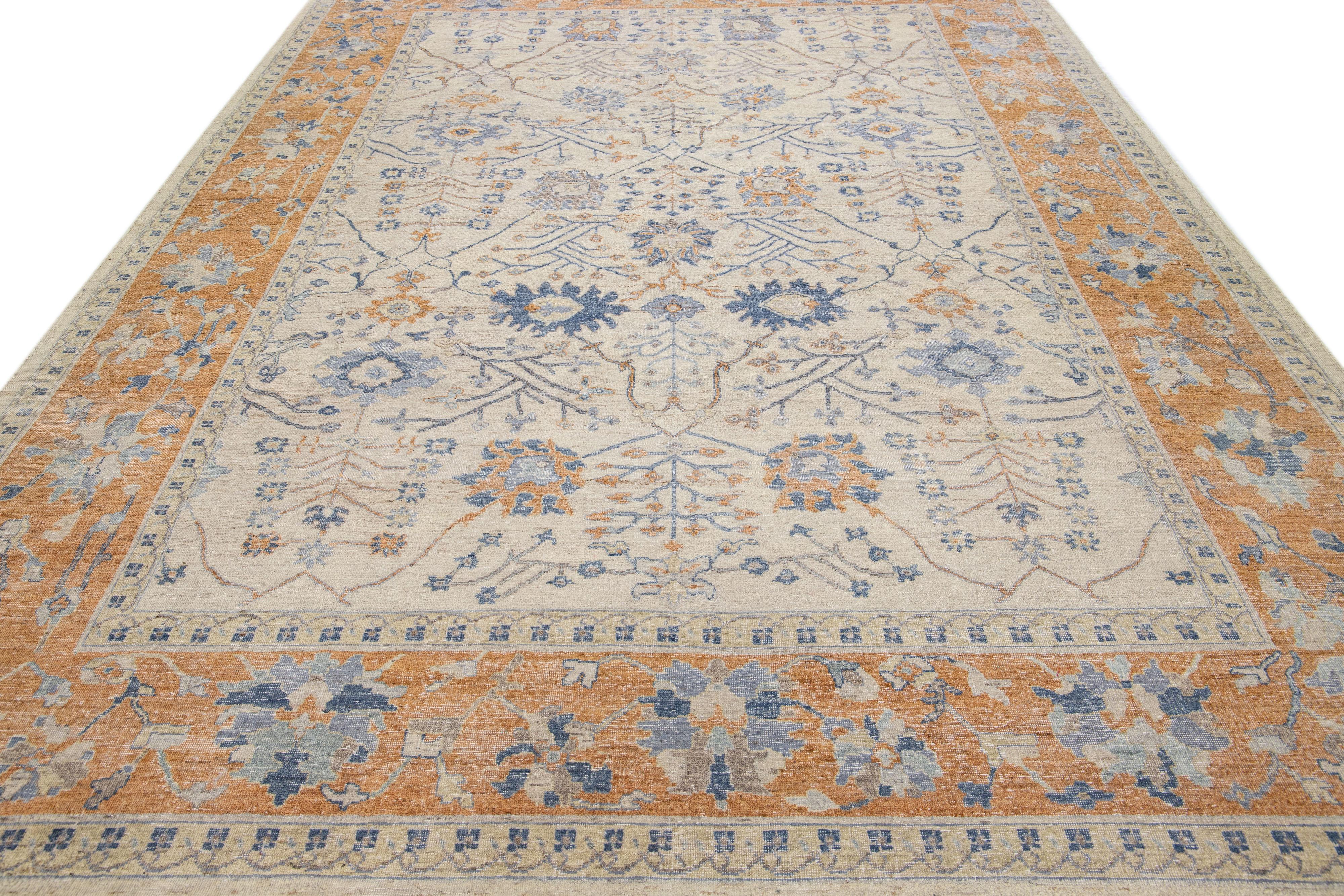 Apadana's Artisan Collection Handgefertigter, geblümter Teppich aus beiger und orangefarbener Wolle (Moderne) im Angebot