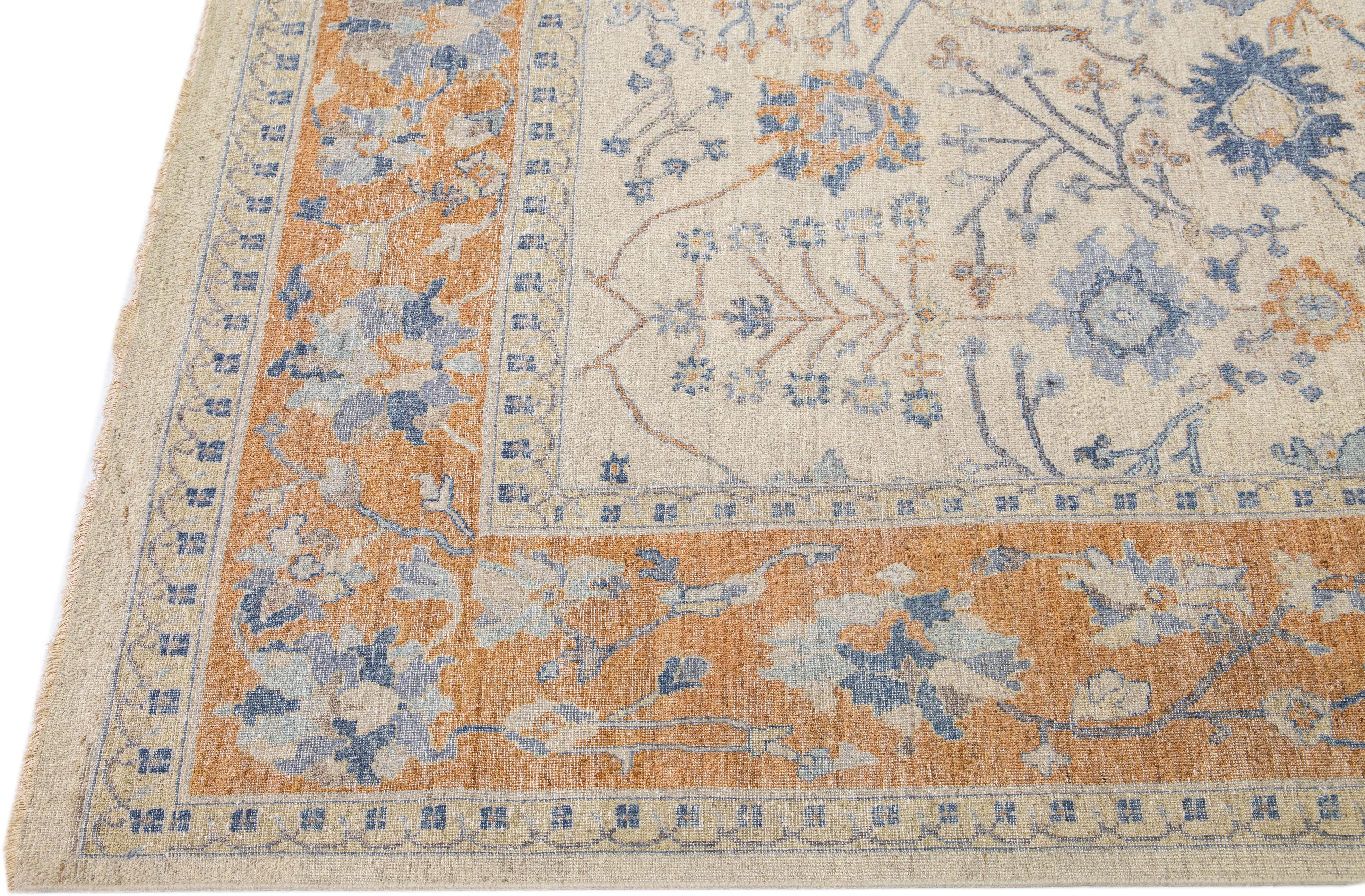 Apadana's Artisan Collection Handgefertigter, geblümter Teppich aus beiger und orangefarbener Wolle (Indisch) im Angebot