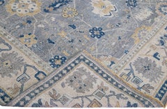 Apadana's Artisan Collection Handgefertigter, geblümter, grauer Wollteppich mit Blumenmuster