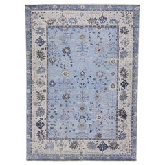 Apadana's Artisan Collection Handgefertigter hellblauer indischer Wollteppich mit Blumenmuster