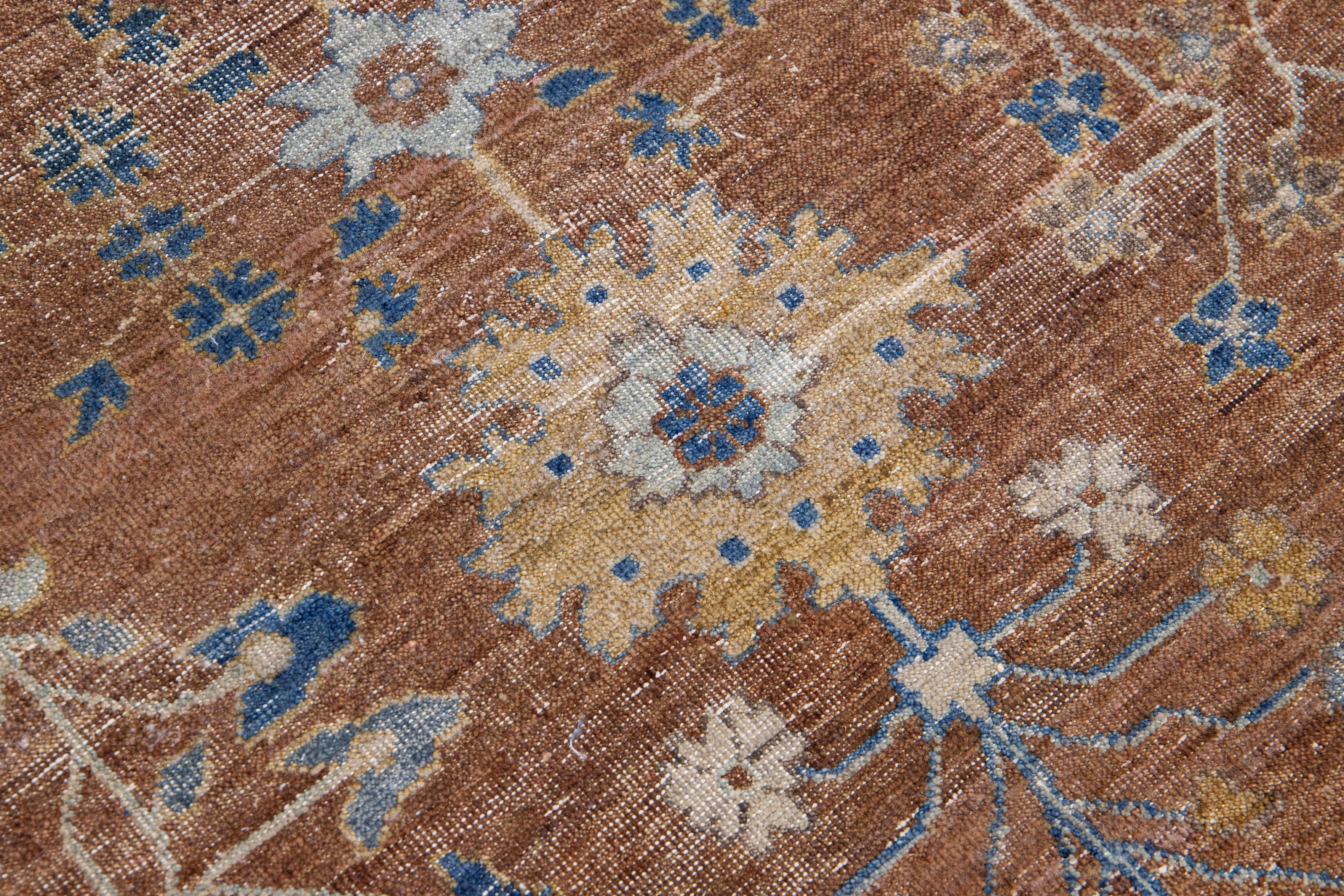 Apadana's Artisan Collection Handgefertigter brauner Wollteppich mit Blumenmuster im Angebot 2
