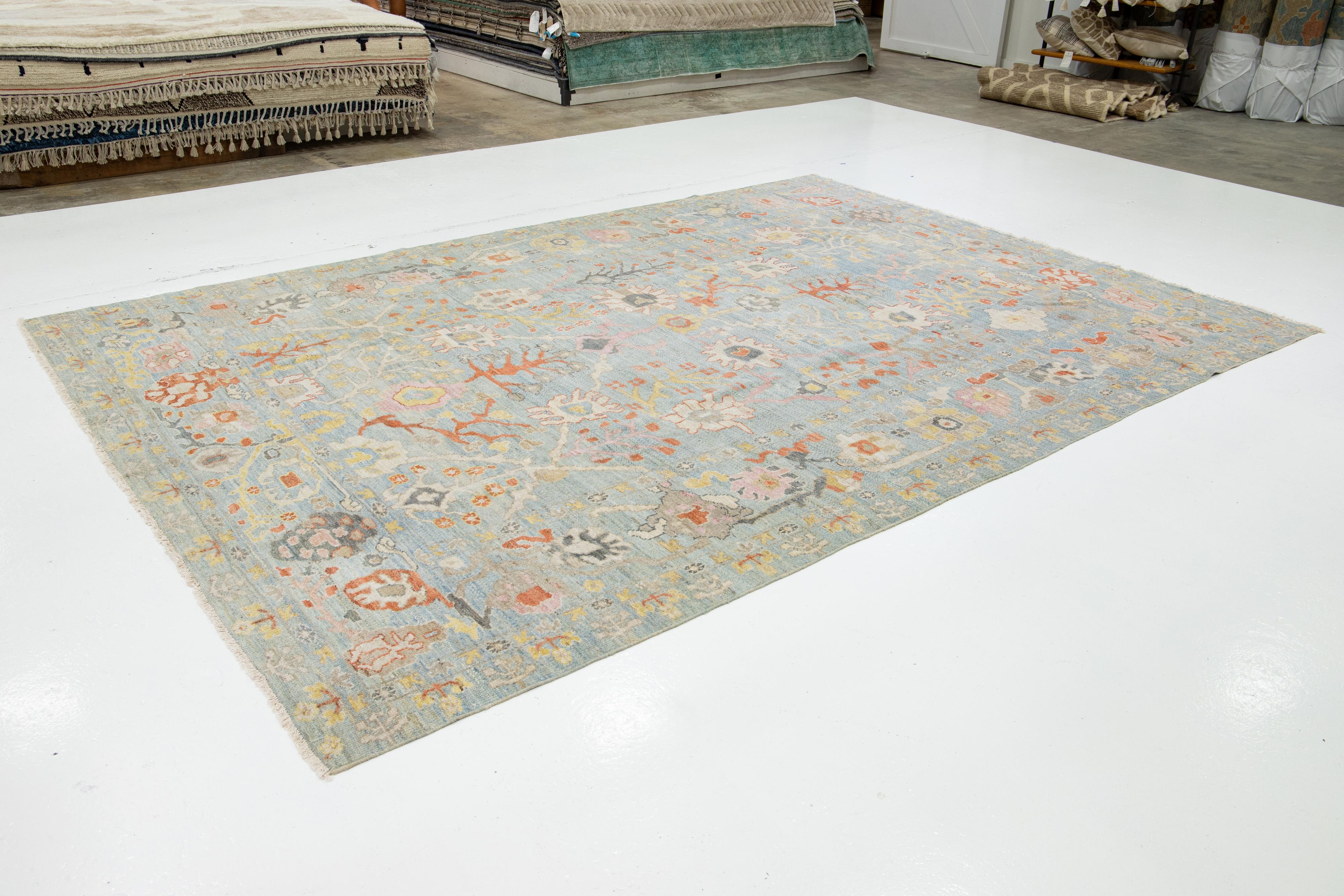 Apadana's Contemporary Designed Sultanabad Wollteppich Handgefertigt In Hellblau (Pakistanisch) im Angebot