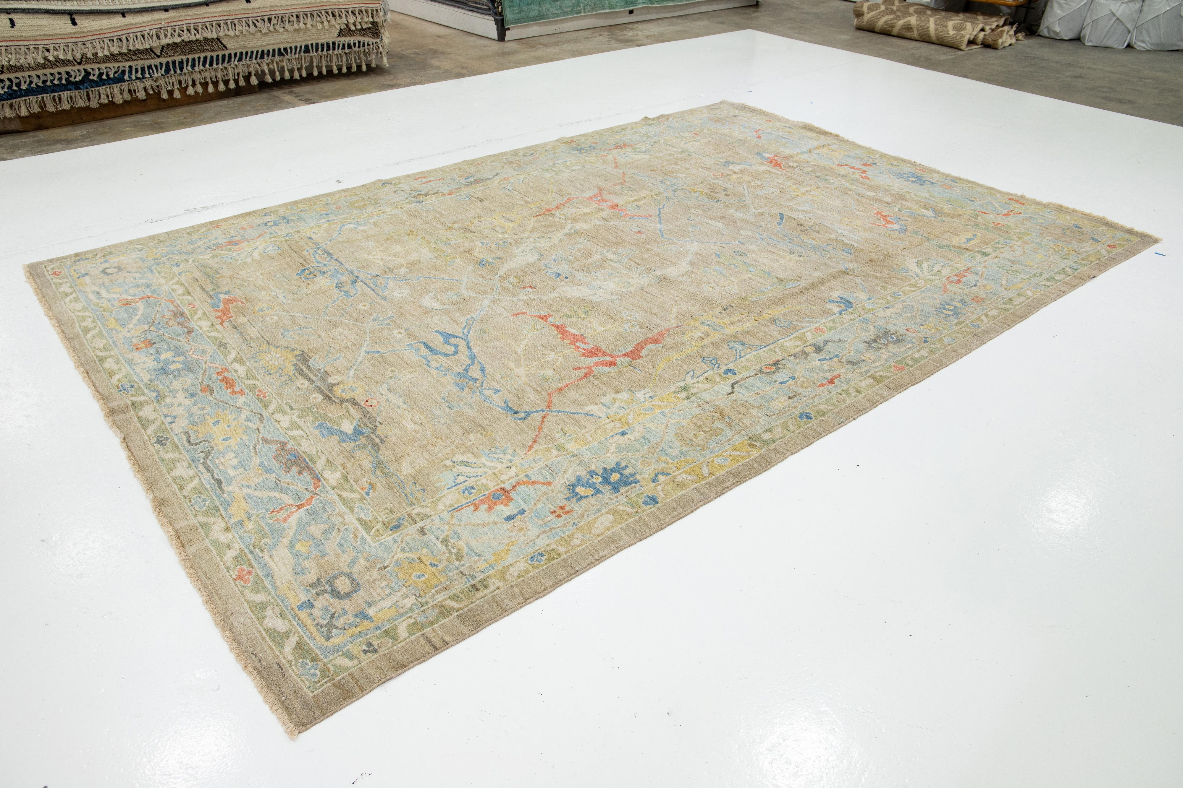 Pakistano Tappeto in lana Sultanabad Rugs di Apadana dal design contemporaneo e realizzato a mano in marrone chiaro in vendita