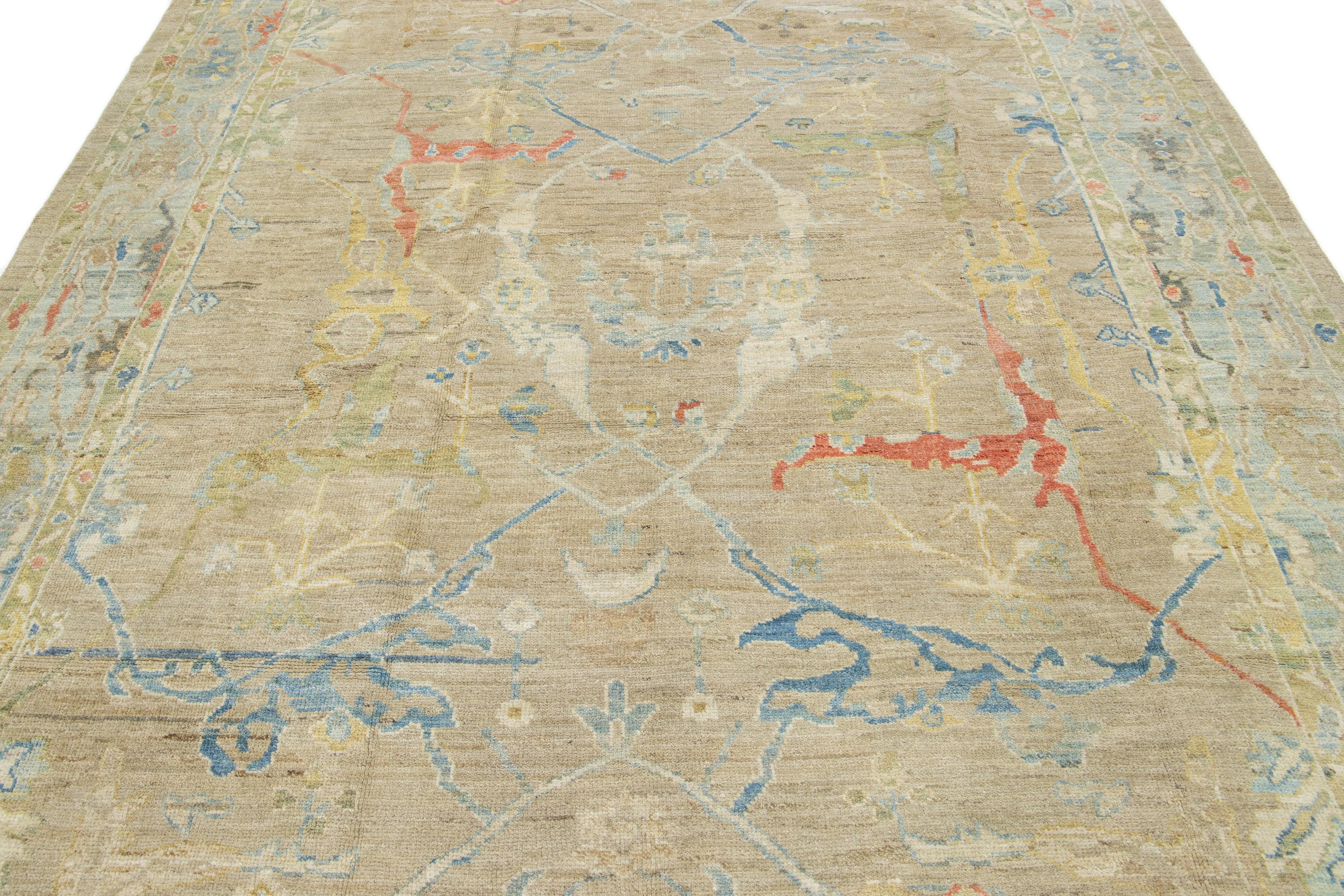 XXI secolo e contemporaneo Tappeto in lana Sultanabad Rugs di Apadana dal design contemporaneo e realizzato a mano in marrone chiaro in vendita