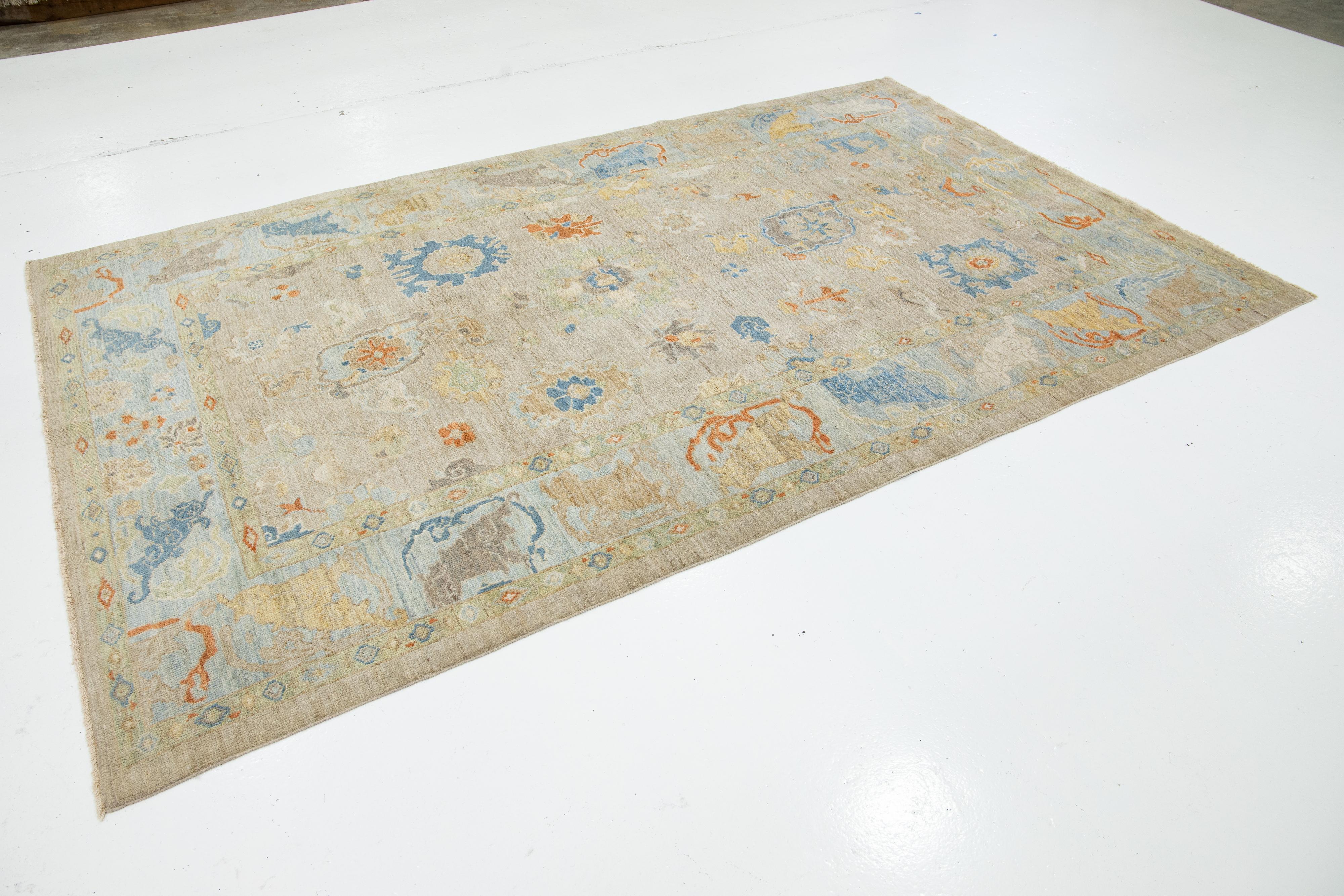 Annodato a mano Tappeto contemporaneo in lana Sultanabad Rugs marrone chiaro con design/One di Apadana in vendita