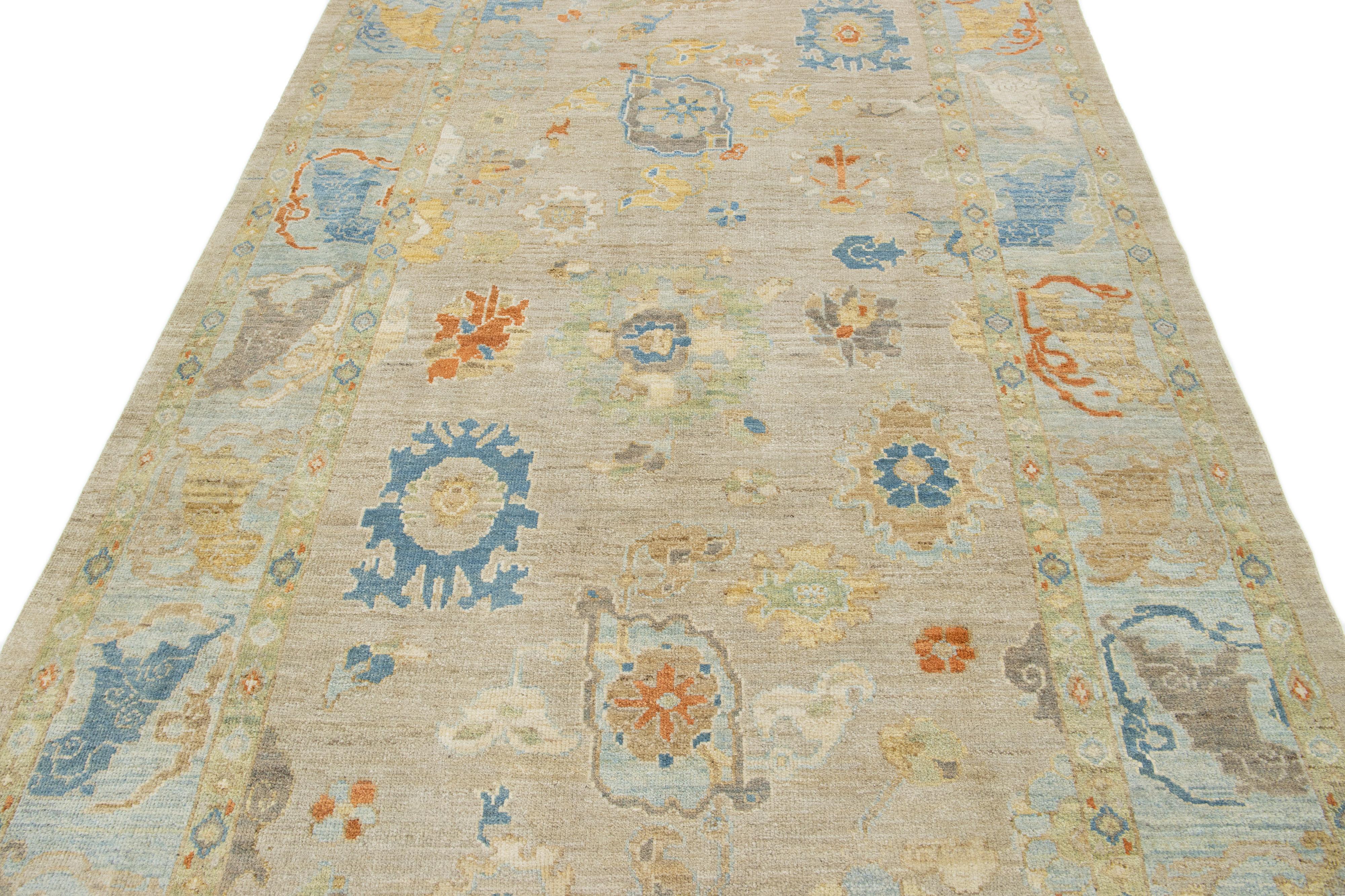 XXI secolo e contemporaneo Tappeto contemporaneo in lana Sultanabad Rugs marrone chiaro con design/One di Apadana in vendita