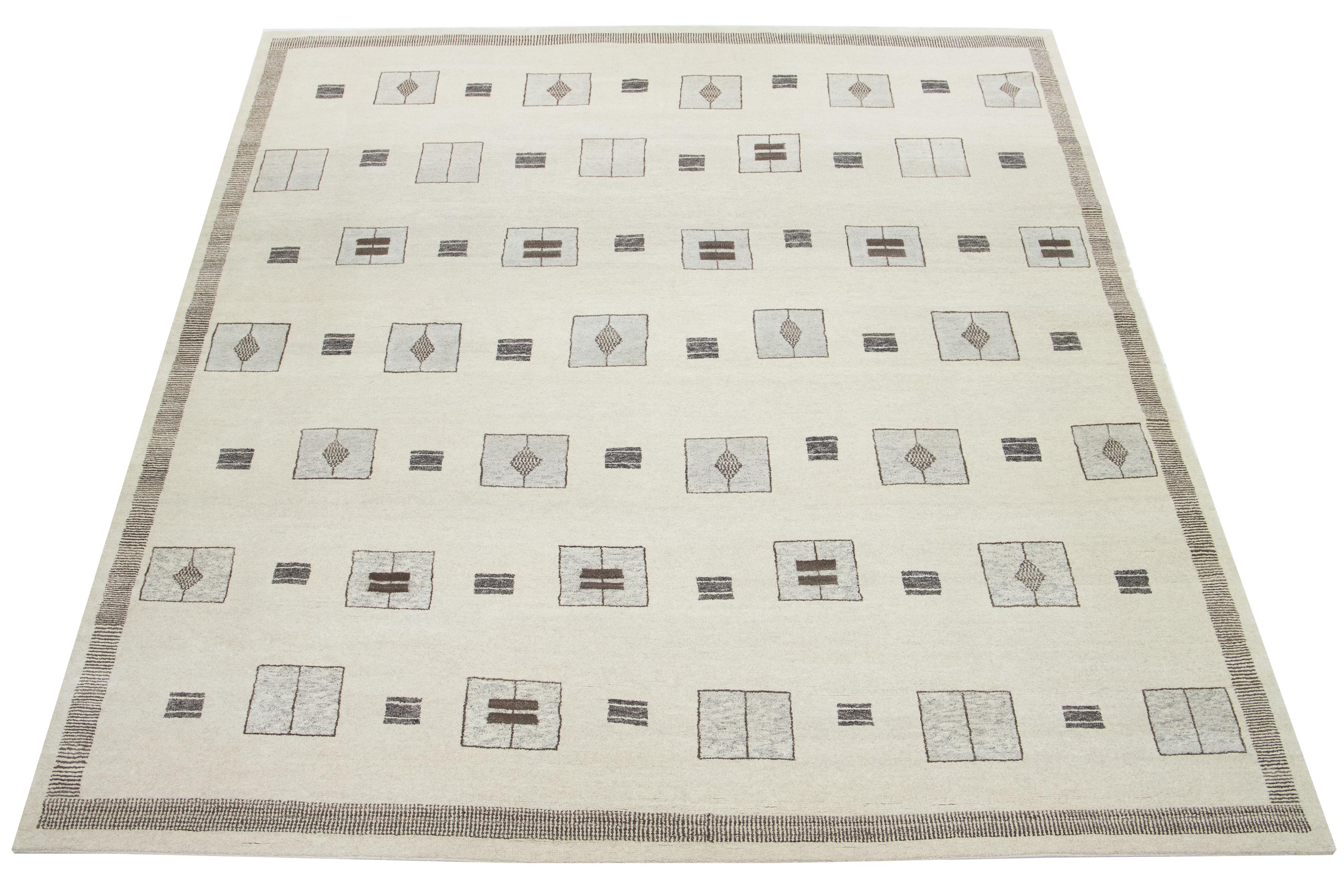 Apadana's Contemporary Moroccan Style Wollteppich Handgefertigt in Beige im Angebot 2