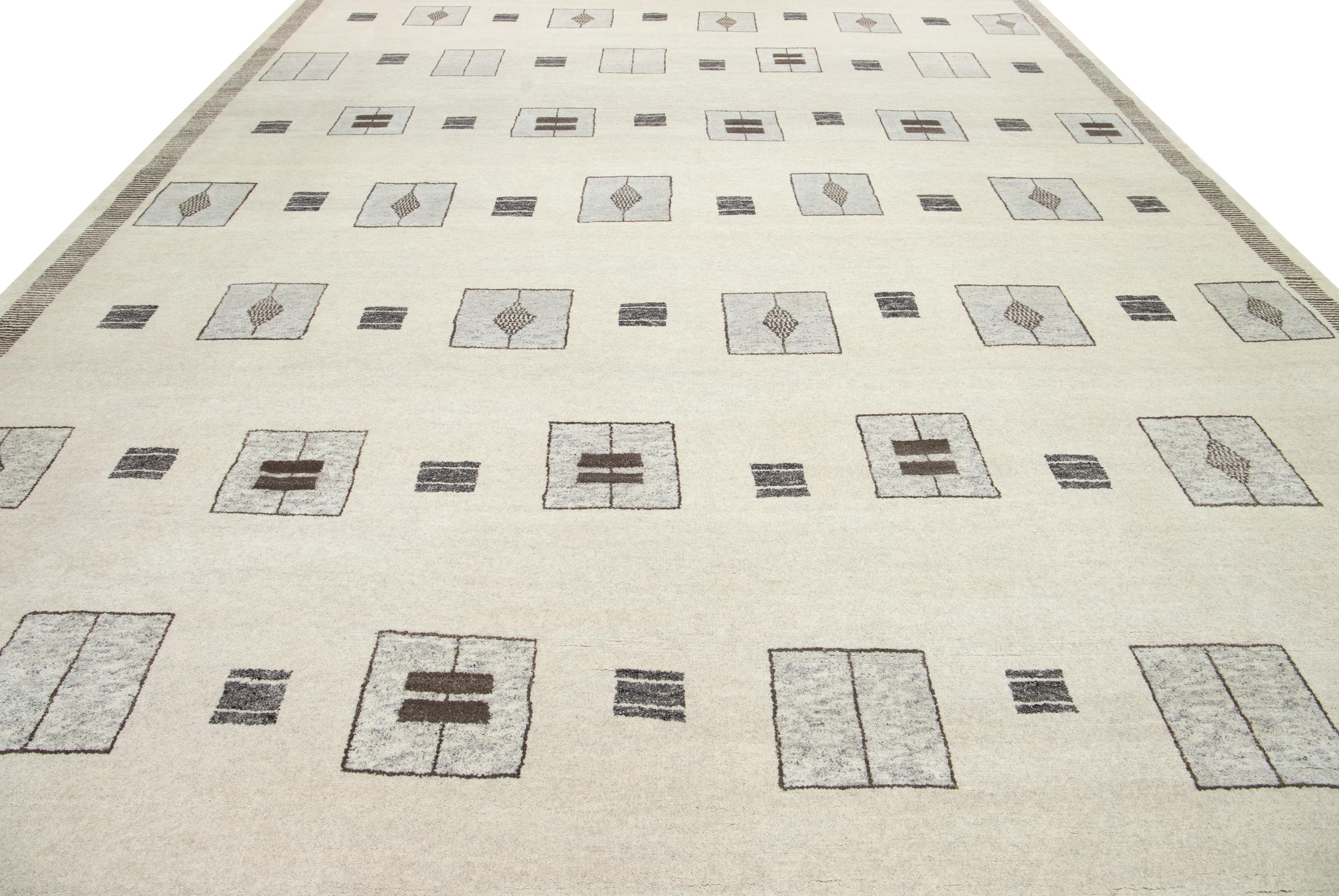 Apadana's Contemporary Moroccan Style Wollteppich Handgefertigt in Beige im Angebot 3